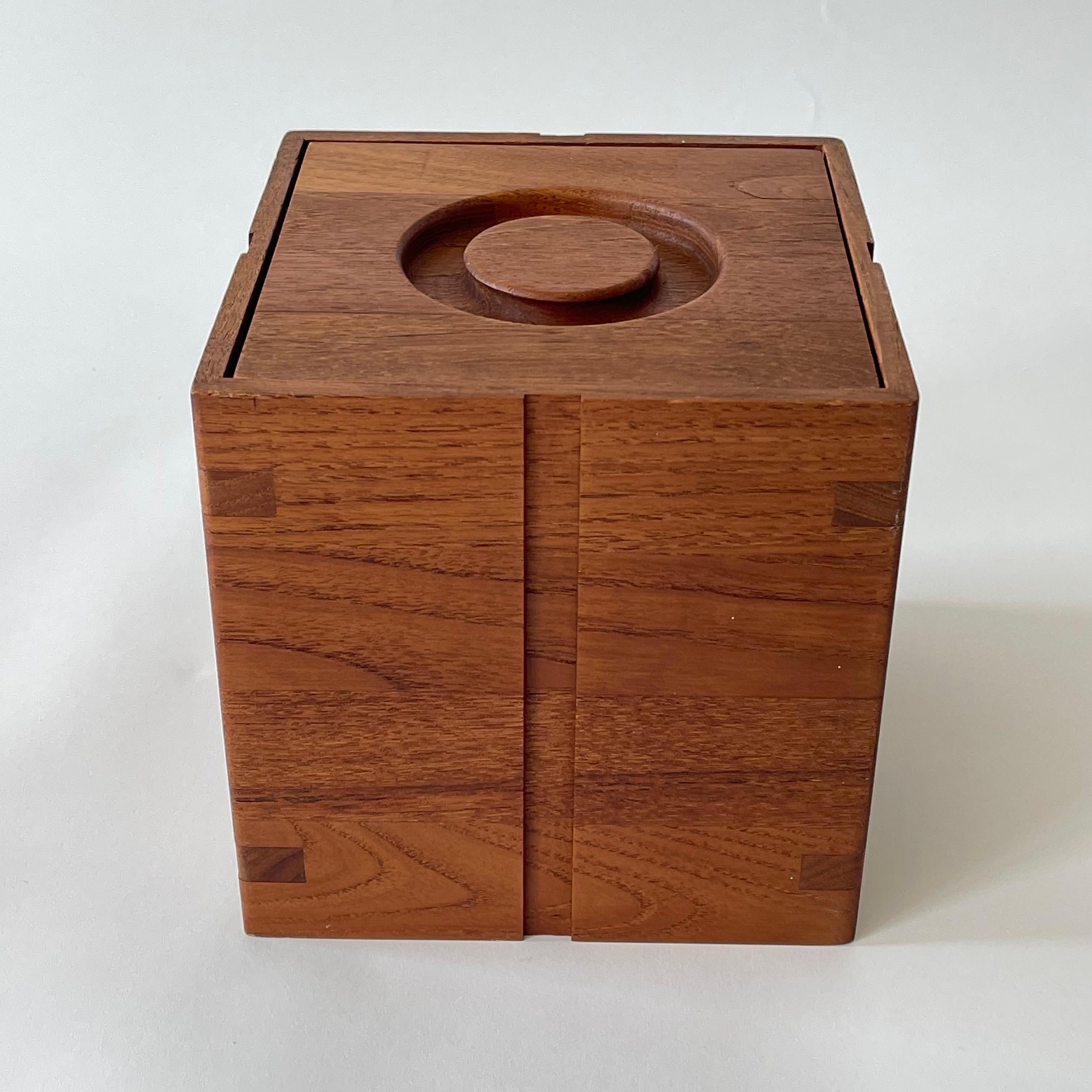 Cubitera de madera de teca Mid Century by Kalmar, Años 60 Moderno de mediados de siglo en venta