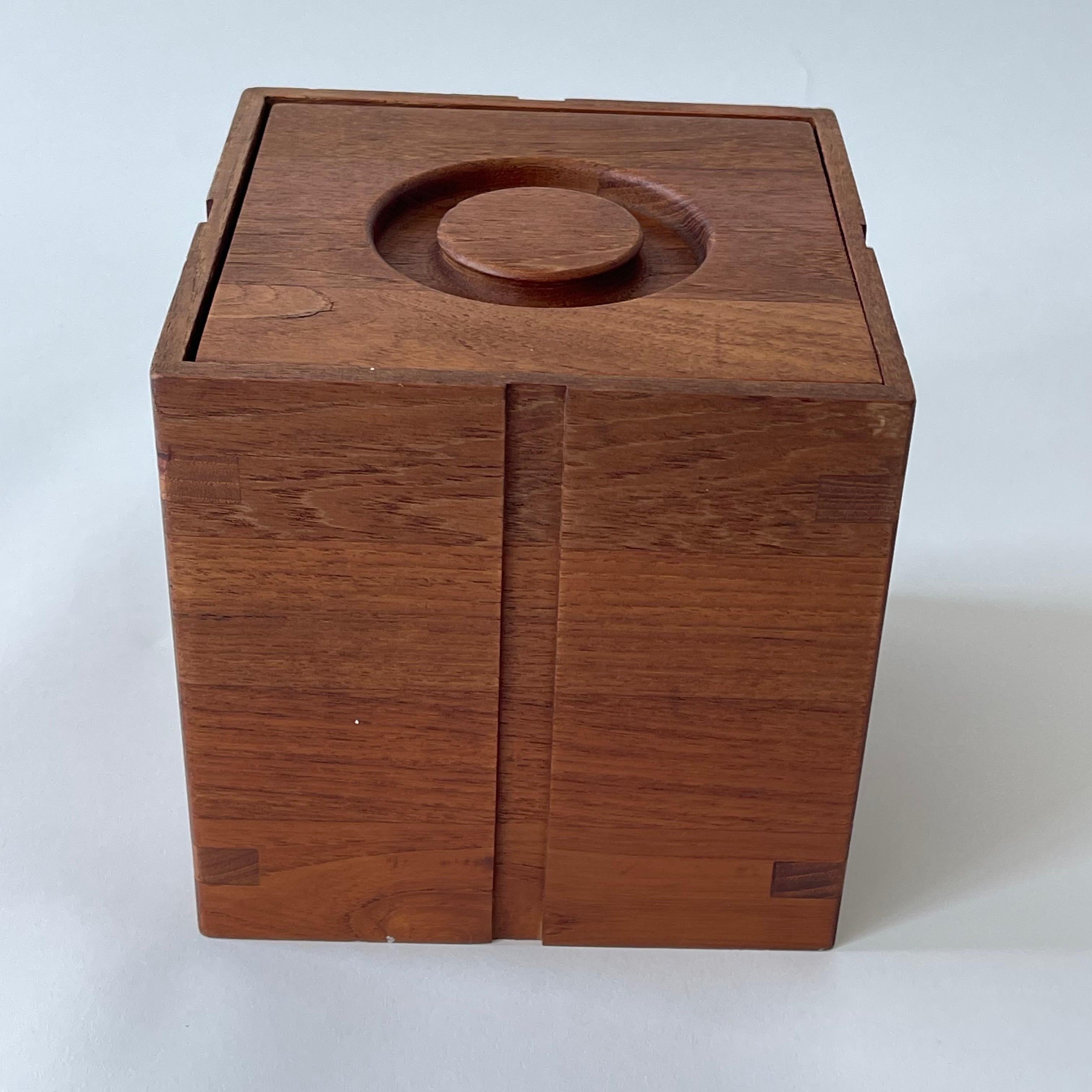 Cubitera de madera de teca Mid Century by Kalmar, Años 60 en Bueno estado para la venta en Miami, FL