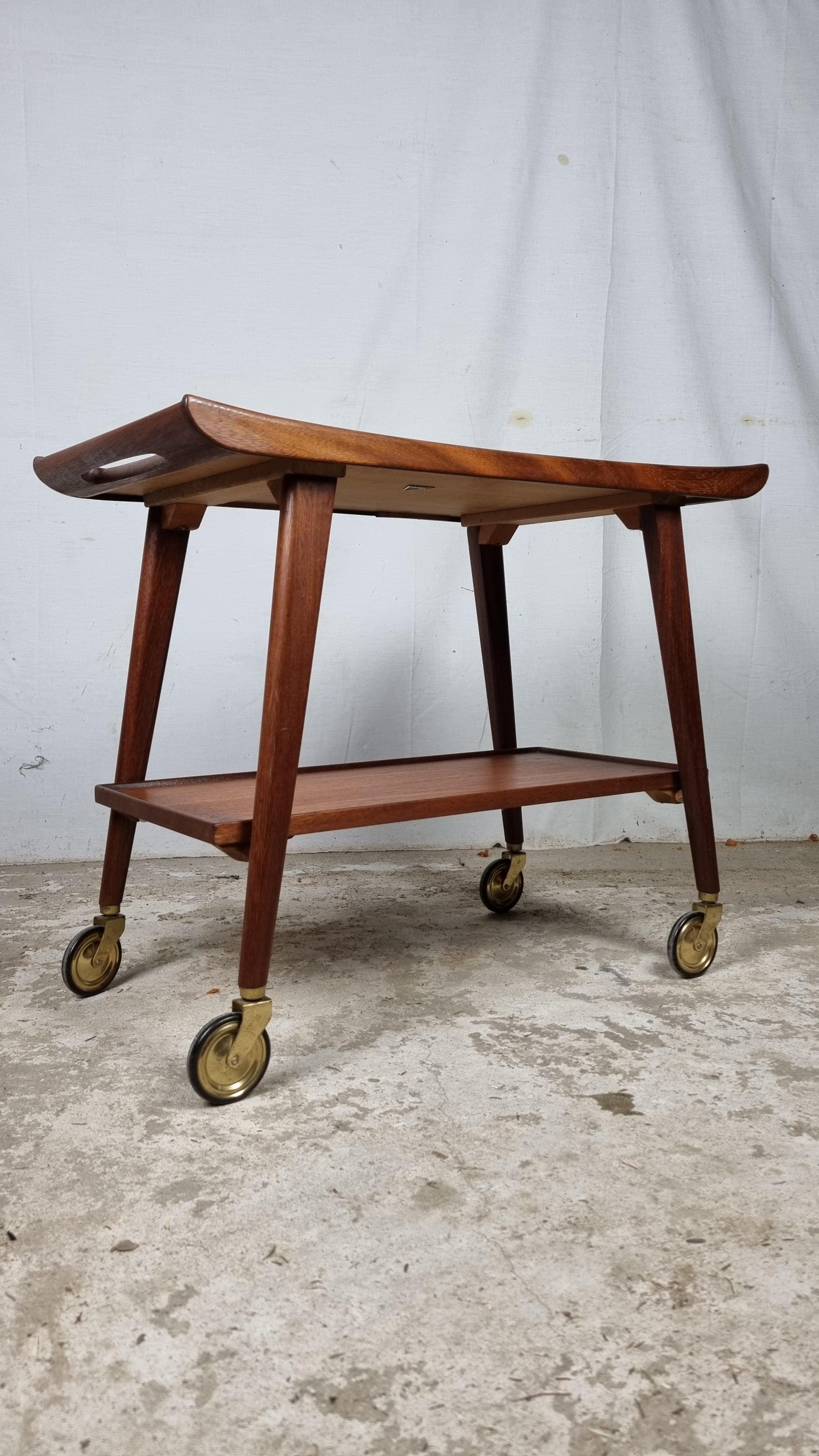 Elegant teak wood trolley, side table on wheels. Scandinavian (Danish) inspired, but made in Germany 🇩🇪 by Opal Möbel in the 1960s.

Still in very good condition!

Size:
Length 74 cm
Width 40cm
Height 60cm
