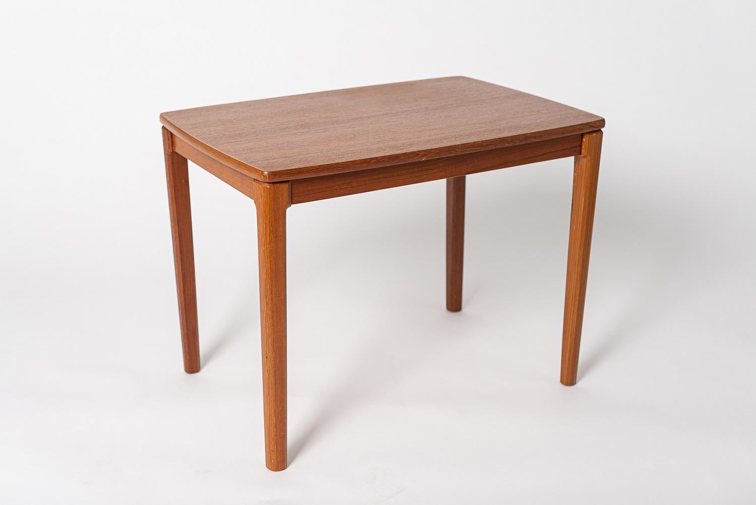 Cette table d'appoint en teck moderne suédois du milieu du siècle a été conçue par Albert Larsson pour Alberts Tibro et fabriquée en Suède en 1968. La table d'appoint est robuste et bien fabriquée en teck massif et présente un design scandinave