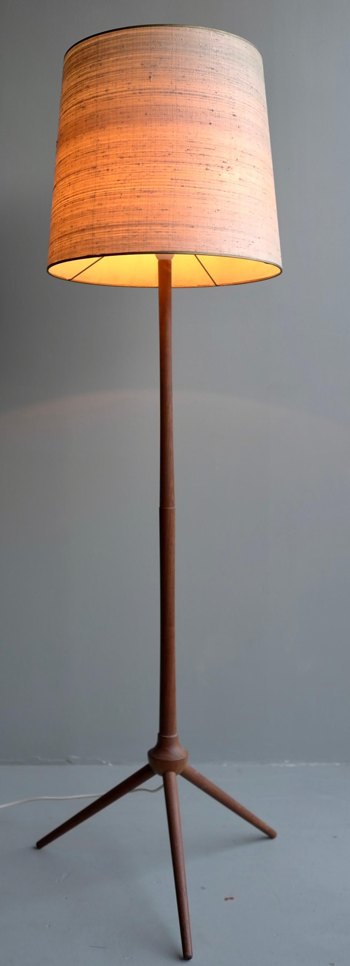 Midcentury teak wooden tripod floorlamp with silk shade, Denmark, 1960s.

Measures: Height137 cm, diameter shade: 38cm x 38cm.
