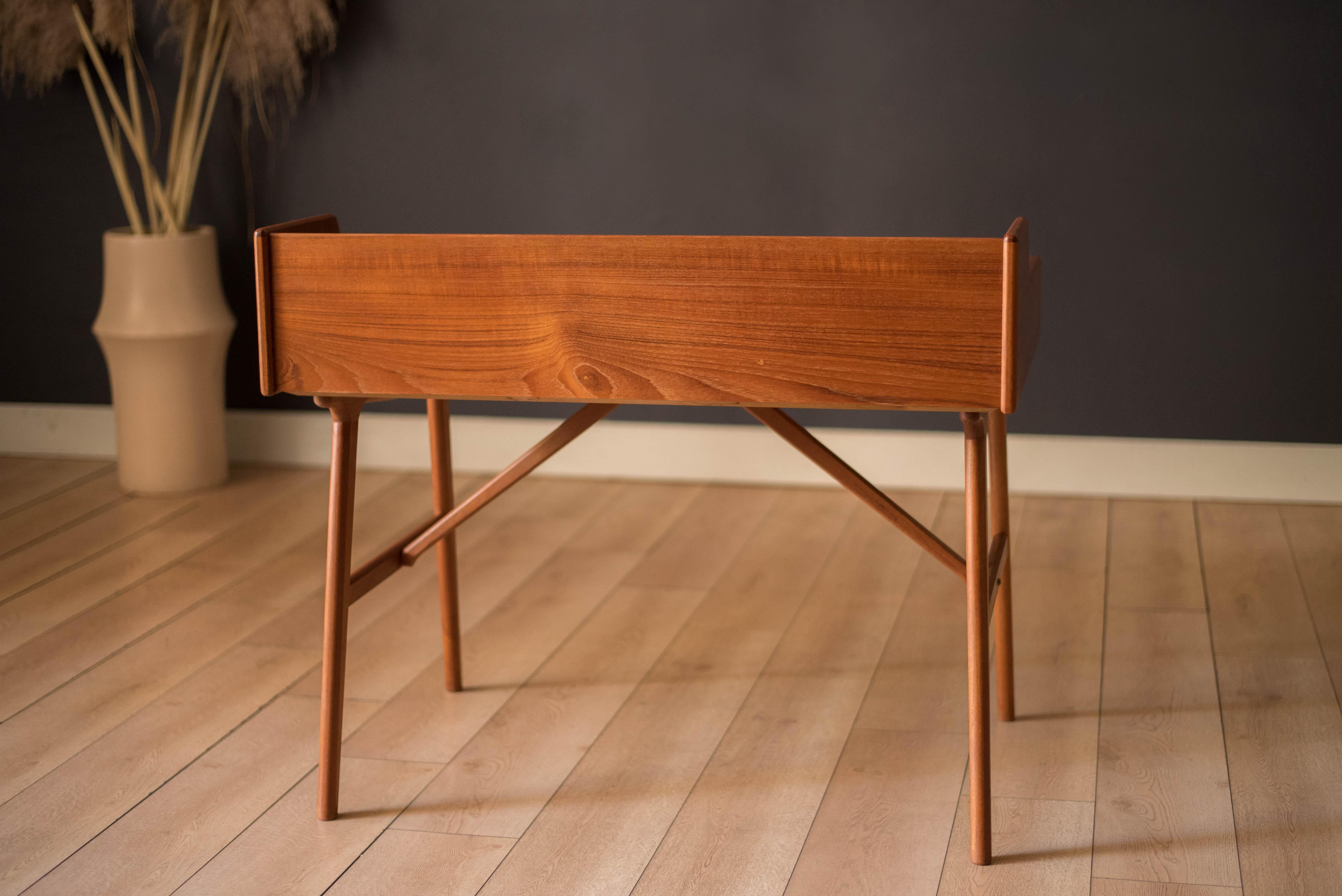 Scrivania in teak di metà secolo di Arne Wahl Iversen per Vinde Møbelfabrik in vendita 4