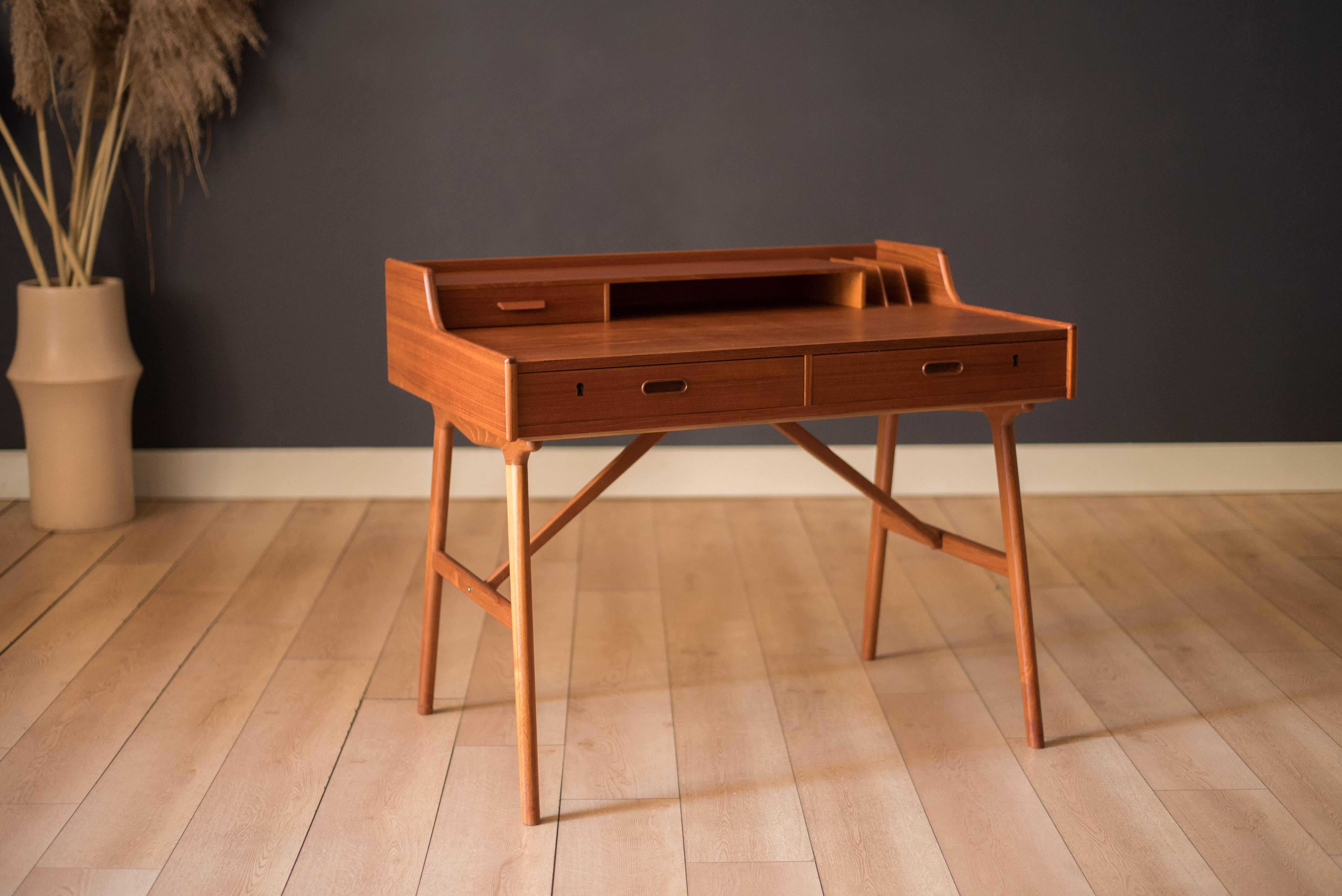 Scandinavo moderno Scrivania in teak di metà secolo di Arne Wahl Iversen per Vinde Møbelfabrik in vendita