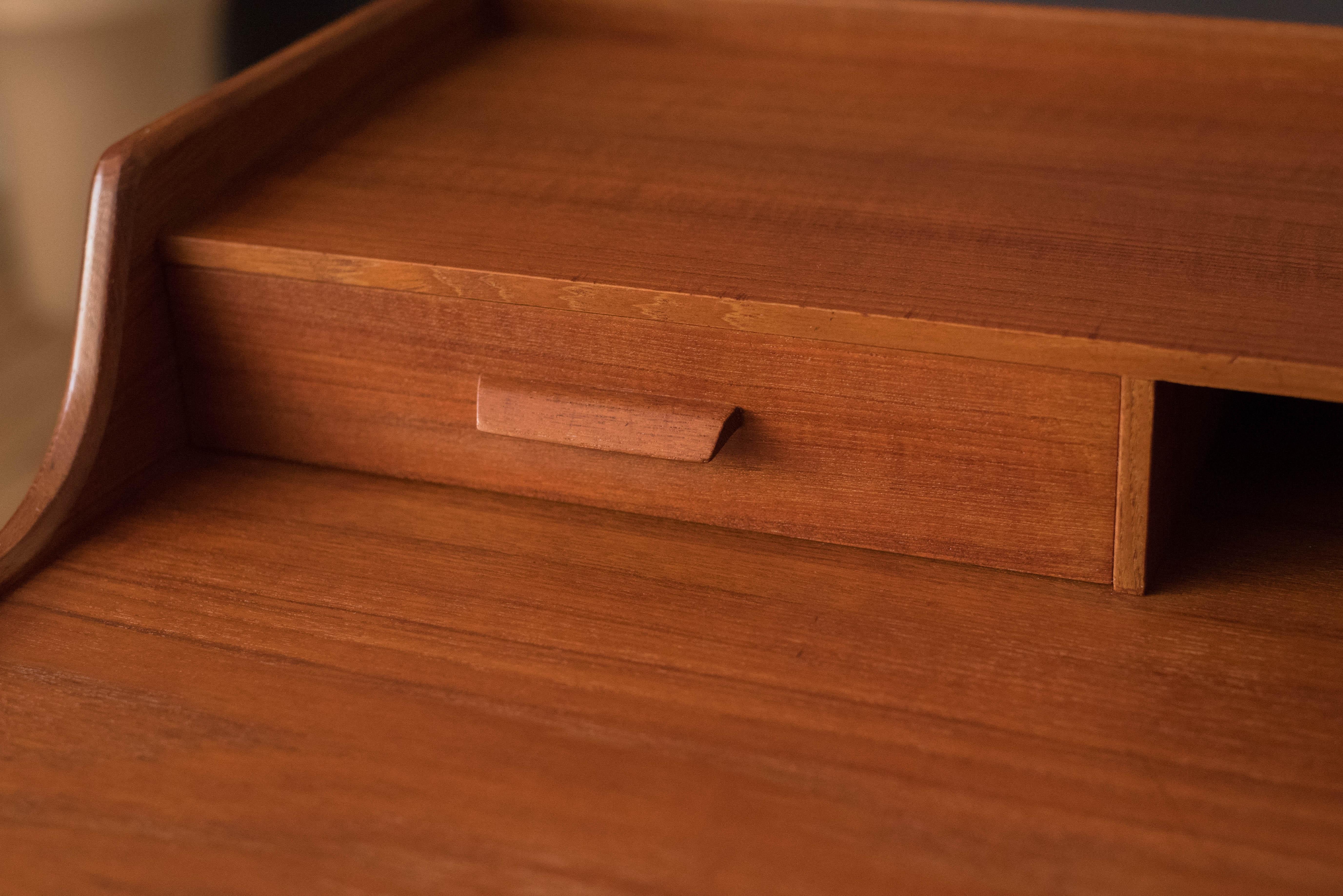 Metà XX secolo Scrivania in teak di metà secolo di Arne Wahl Iversen per Vinde Møbelfabrik in vendita