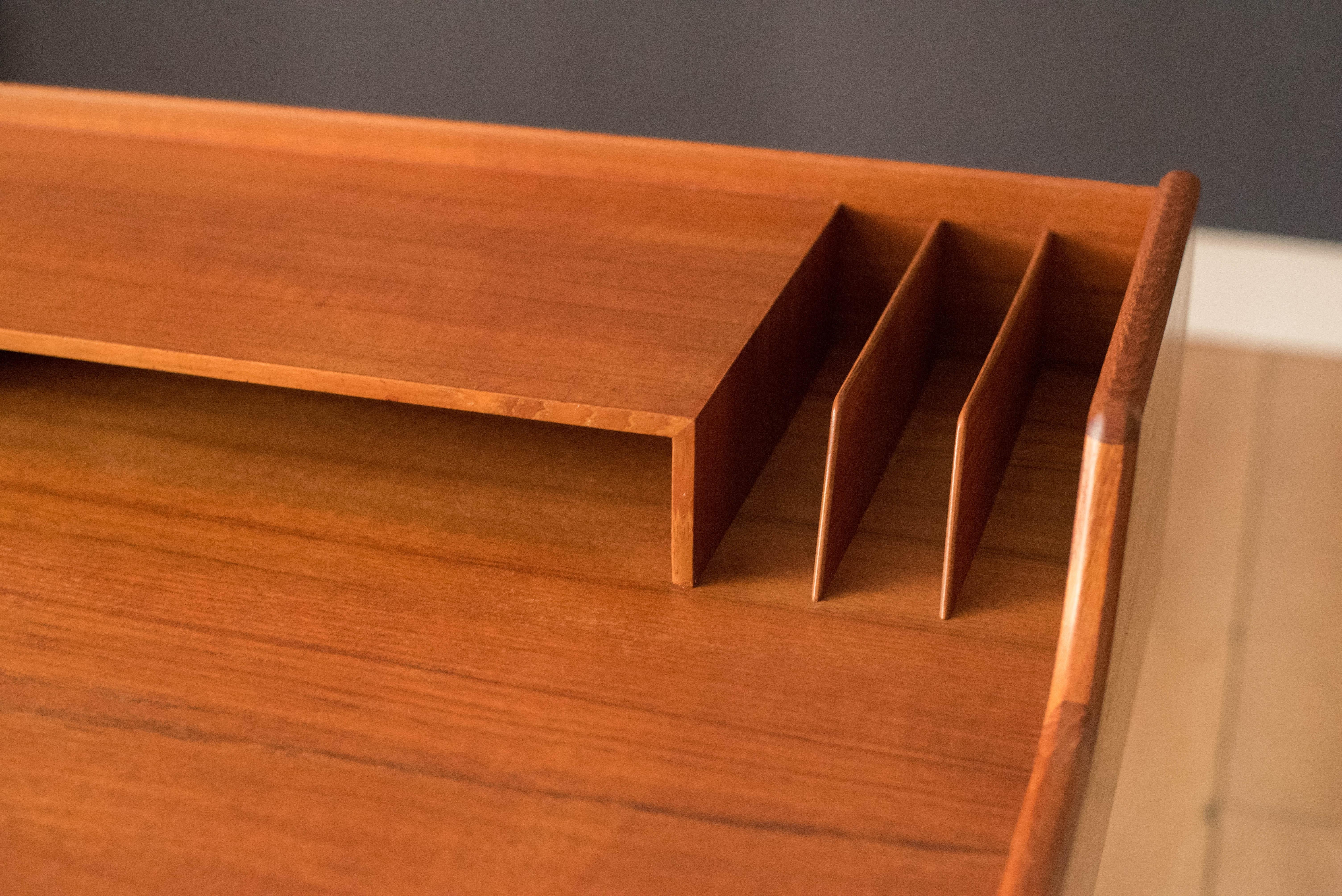 Teak Scrivania in teak di metà secolo di Arne Wahl Iversen per Vinde Møbelfabrik in vendita