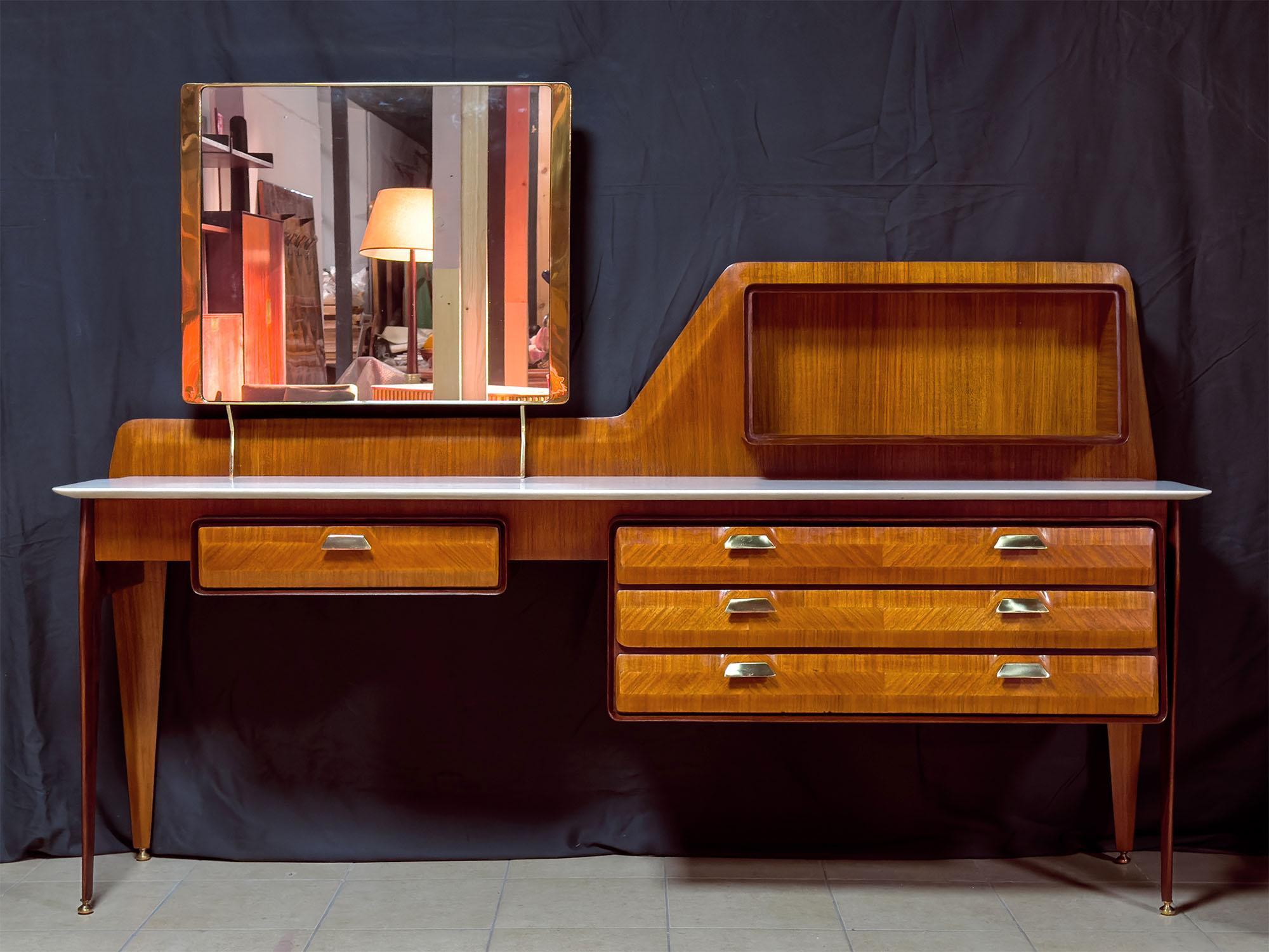 Stunning teakwood Sideboard and/or Vanity Dresser manufactured by La Permanente Mobili Cantù in the 1950s.

Its aesthetic uniqueness is given by the original soft sculptural shape design of the structure and its lateral tapered legs finished with