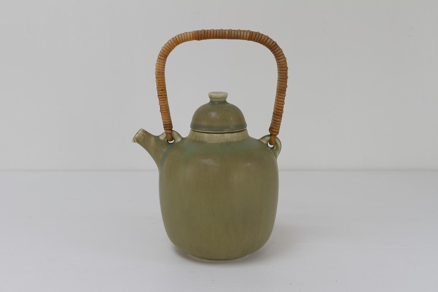 Teiera di metà secolo di Frode Bahnsen per Palshus, anni '60.
Teiera Palshus danese della metà del secolo scorso in gres smaltato verde harefur. Progettata da Frode B. Bahnsen negli anni '60. 
Con manico avvolto in vimini.

Altezza con il coperchio: