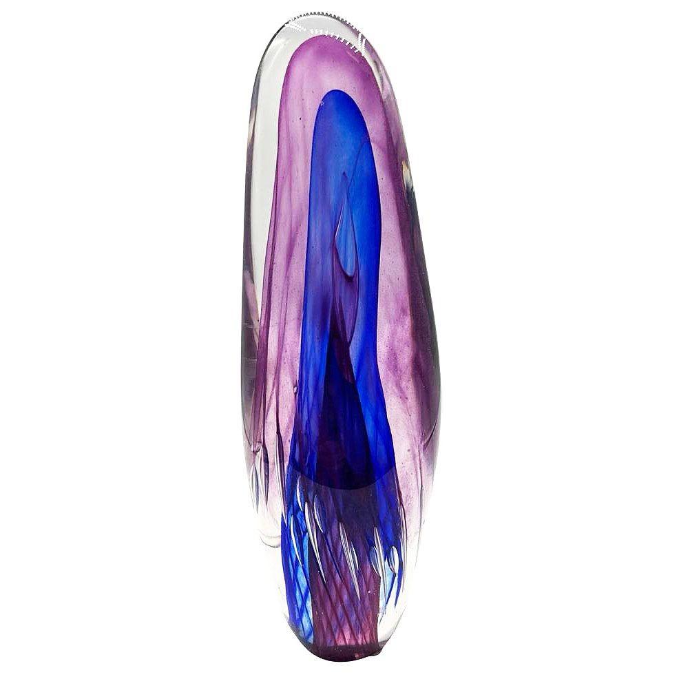 Cette sculpture abstraite en verre de style Luigi Onesto est un témoignage captivant de l'artisanat vénitien. Elle présente des couches de verre bleu et violet vives entourées d'une couche extérieure cristalline. La technique du sommerso est
