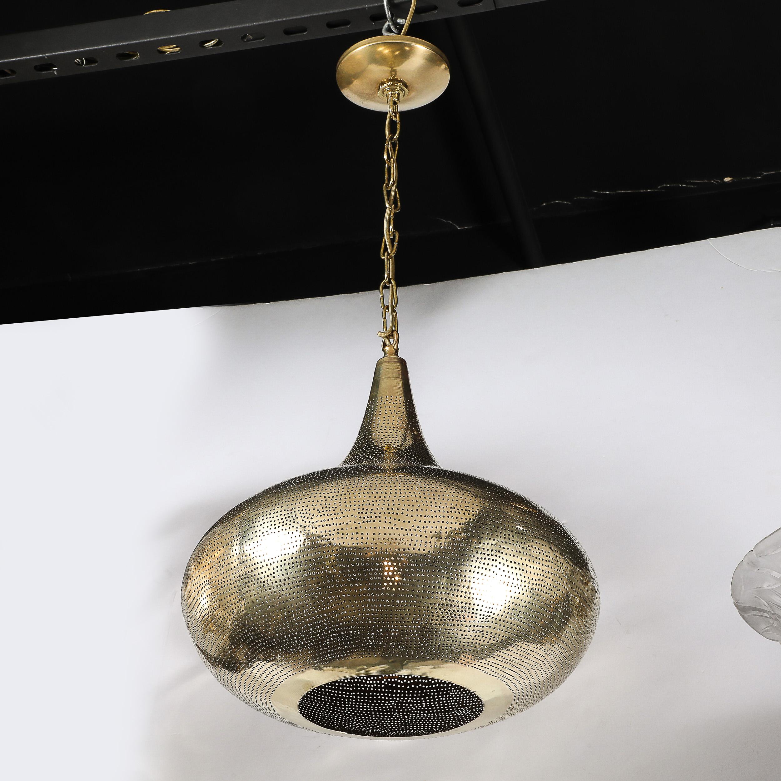 Americano Mid Century Antiques Ciondolo a goccia in ottone antico con dettagli traforati Lampadario in vendita