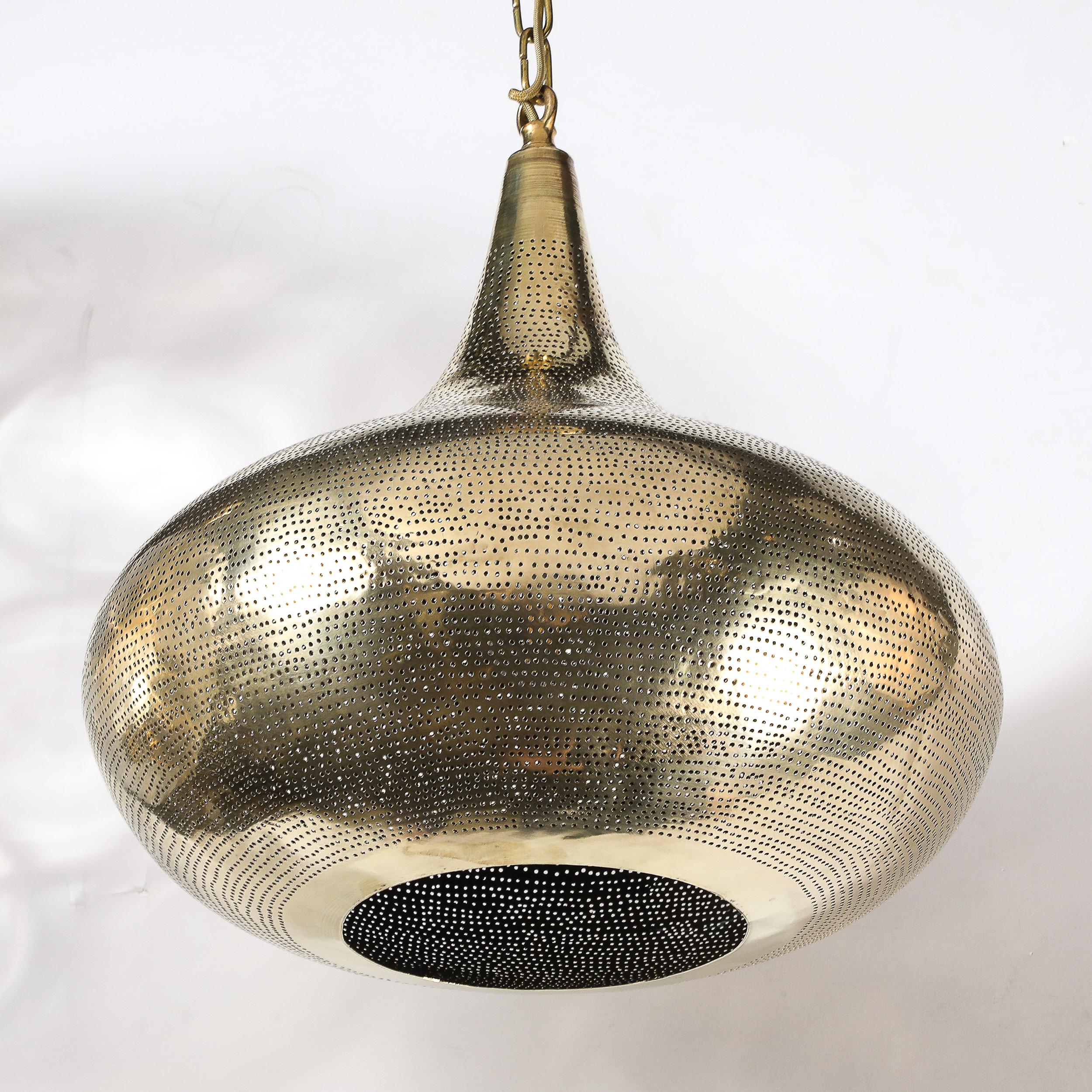 Mid Century Antiques Ciondolo a goccia in ottone antico con dettagli traforati Lampadario In condizioni buone in vendita a New York, NY