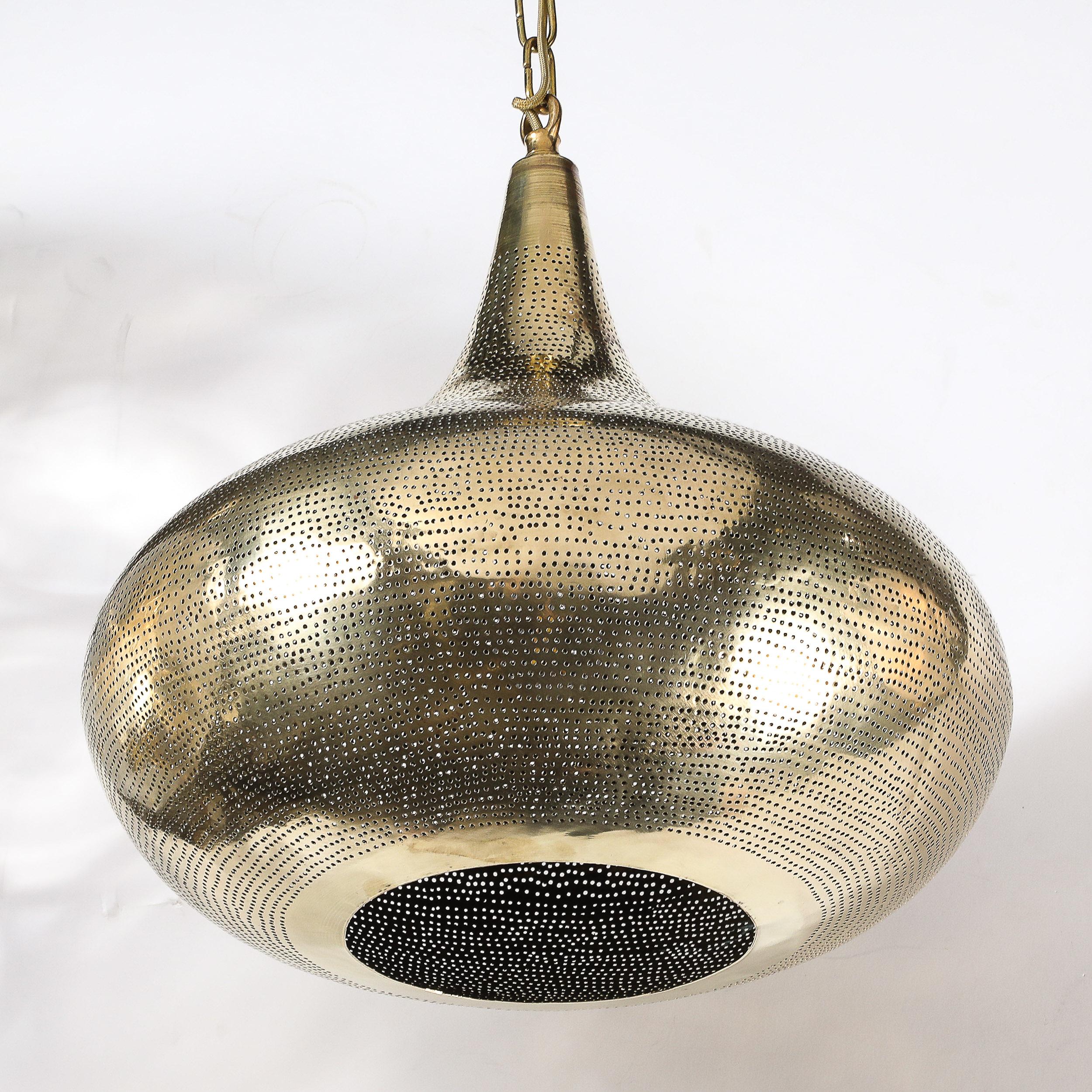 Mid Century Antiques Ciondolo a goccia in ottone antico con dettagli traforati Lampadario in vendita 1