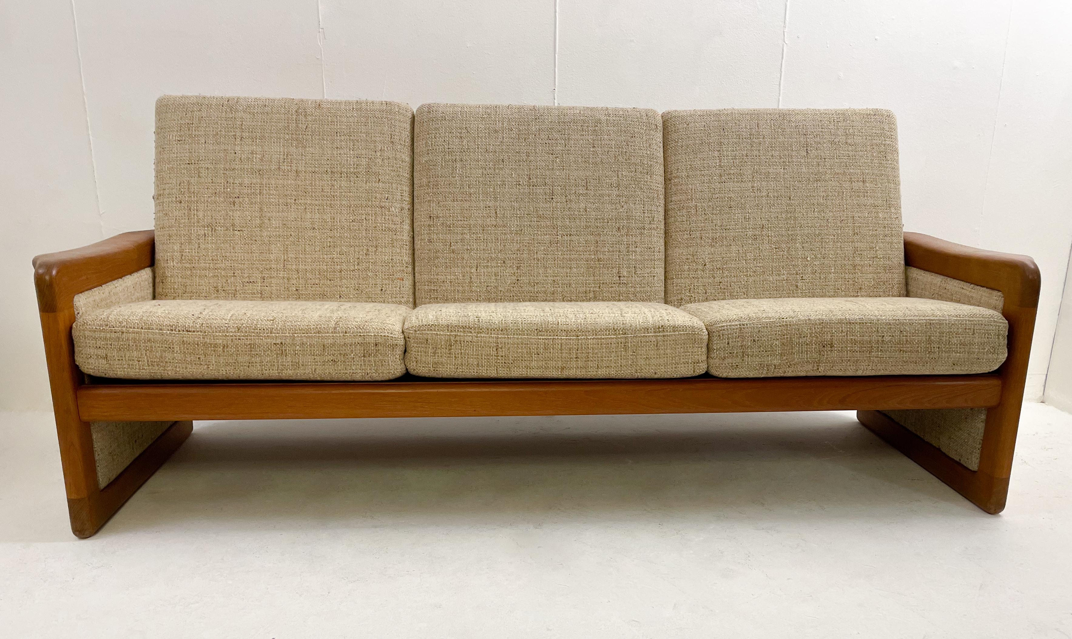 Mid-Century Teck and Beige Wool Cushions Sofa by Dyrlund, 1960s In Good Condition For Sale In Brussels , BE