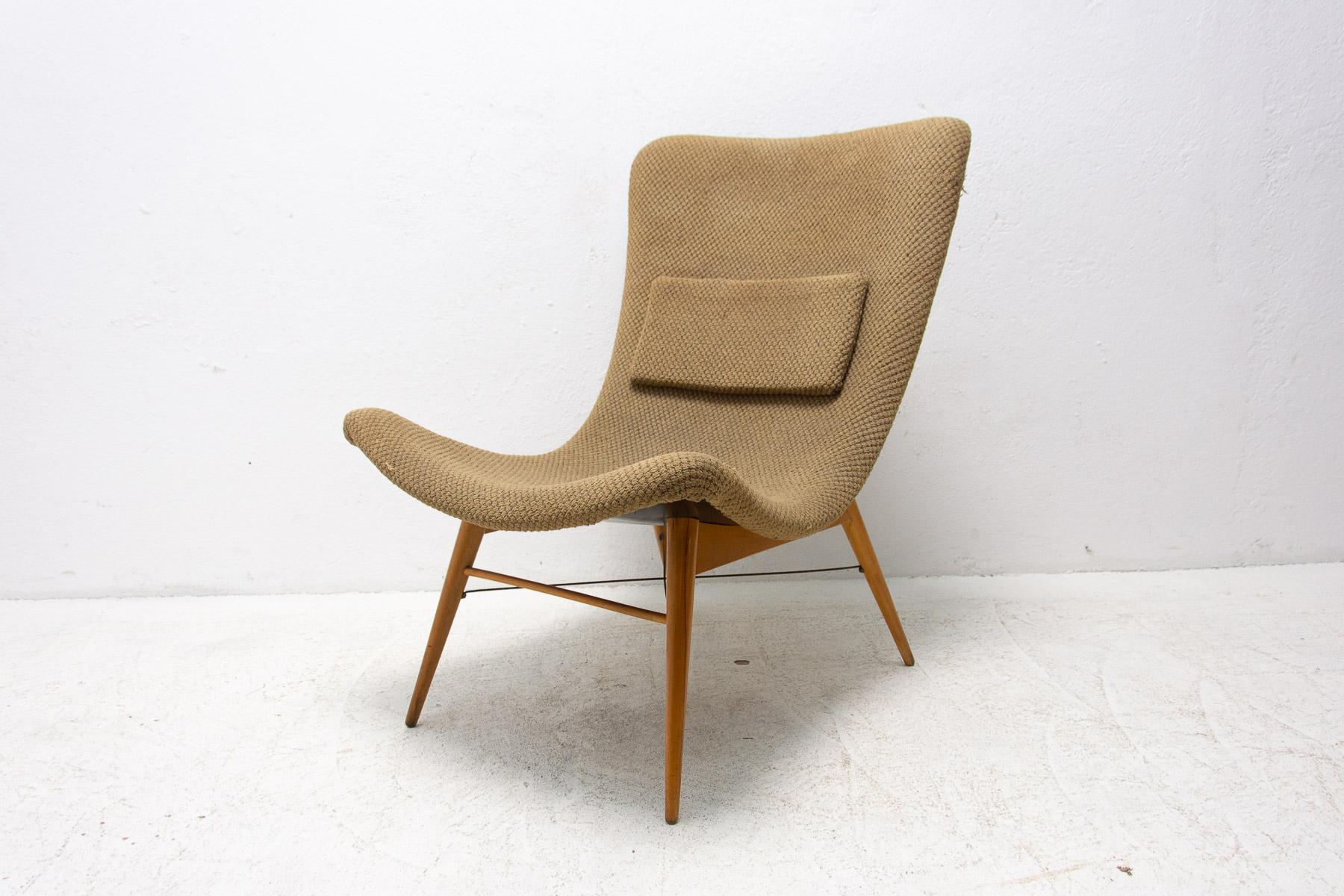 This popular and well-known wingback chair attributed to the Czech designer Miroslav Navrátil. This chair was designed in the context of the world-renowned exhibition EXPO in Brussels in 1958, where the Czechoslovak pavillon was a phenomenal