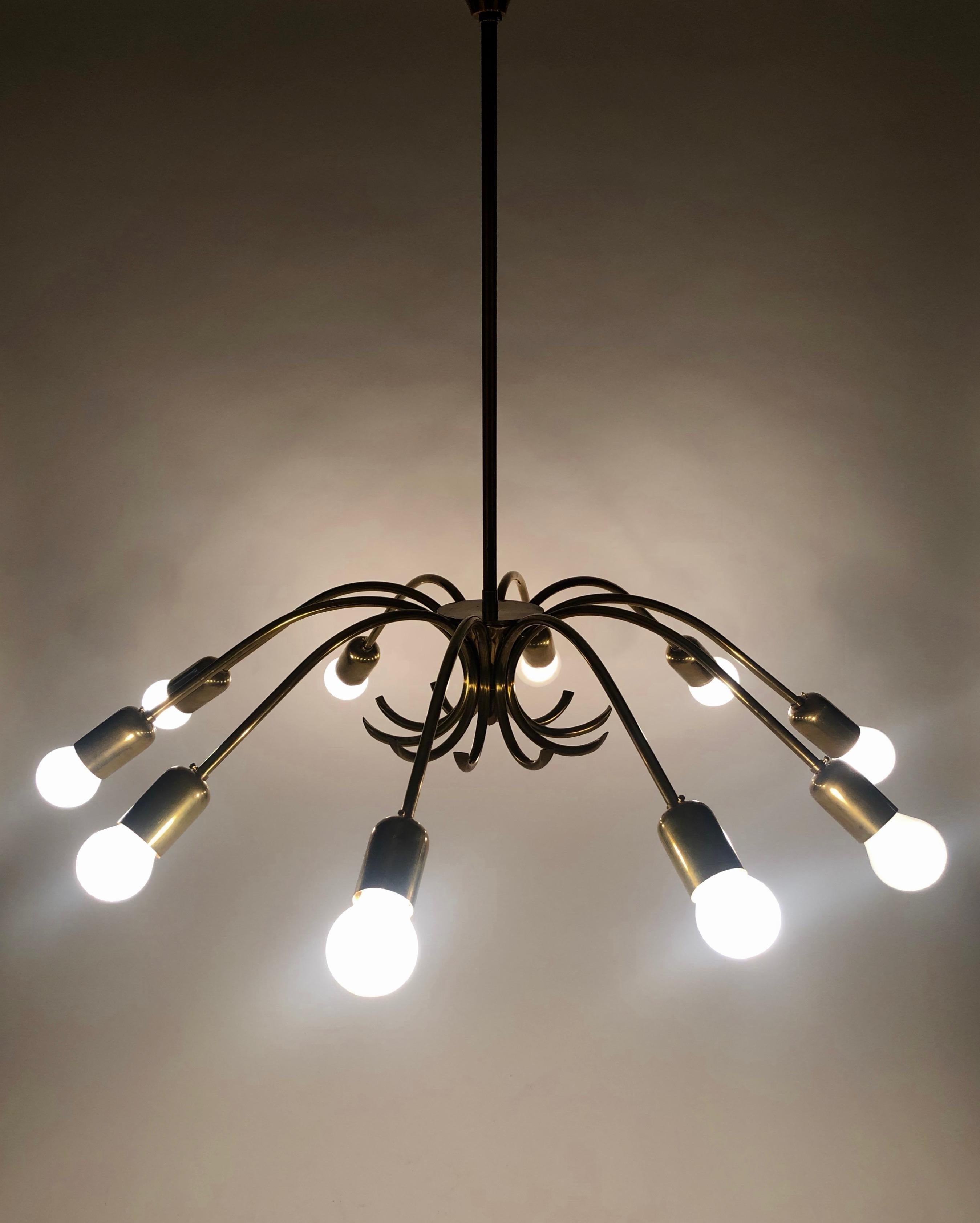 Lampadario a dieci bracci in ottone di Ruper Nikoll, prodotto in Austria. in vendita 3