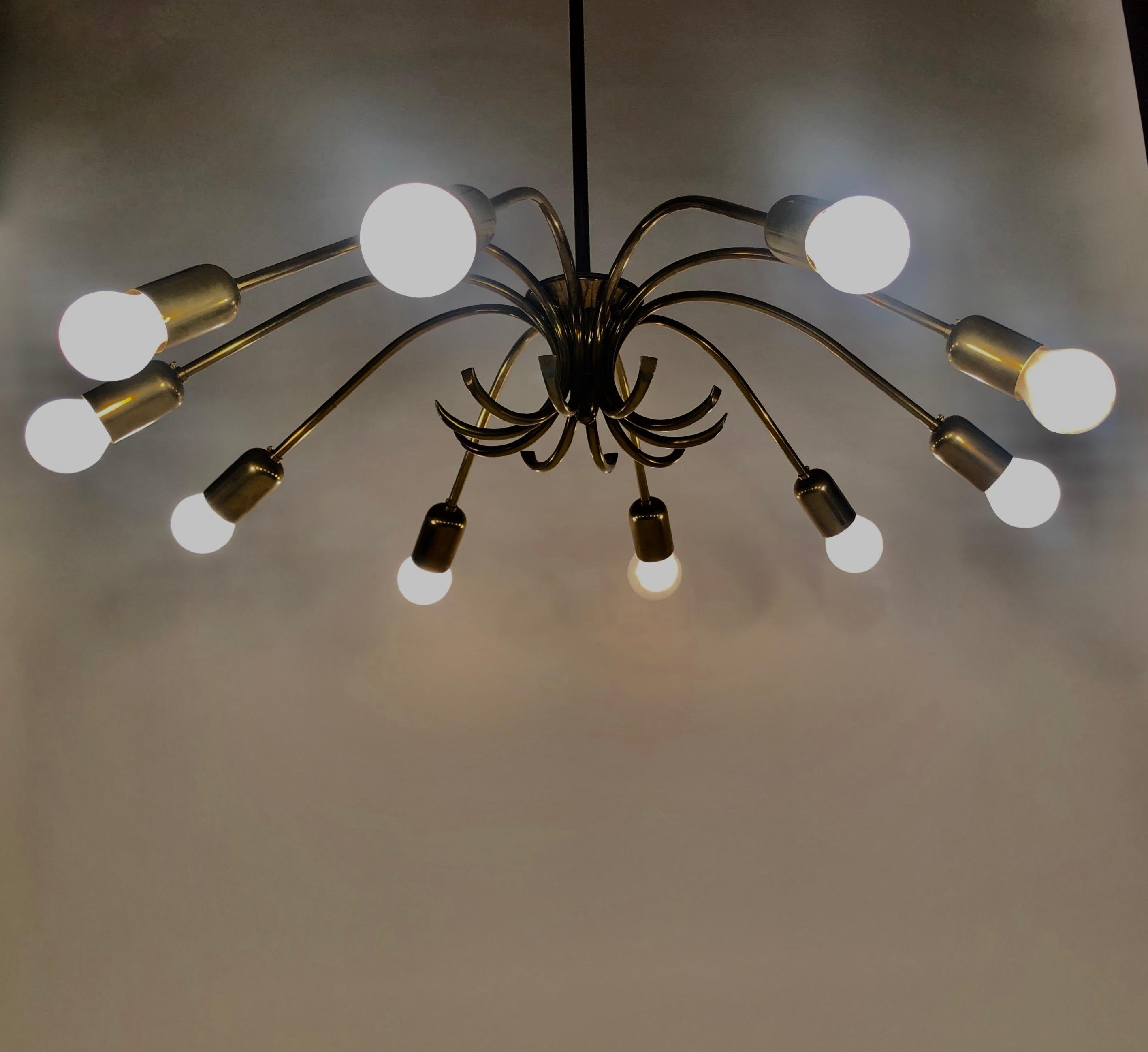 Lampadario a dieci bracci in ottone di Ruper Nikoll, prodotto in Austria. in vendita 4