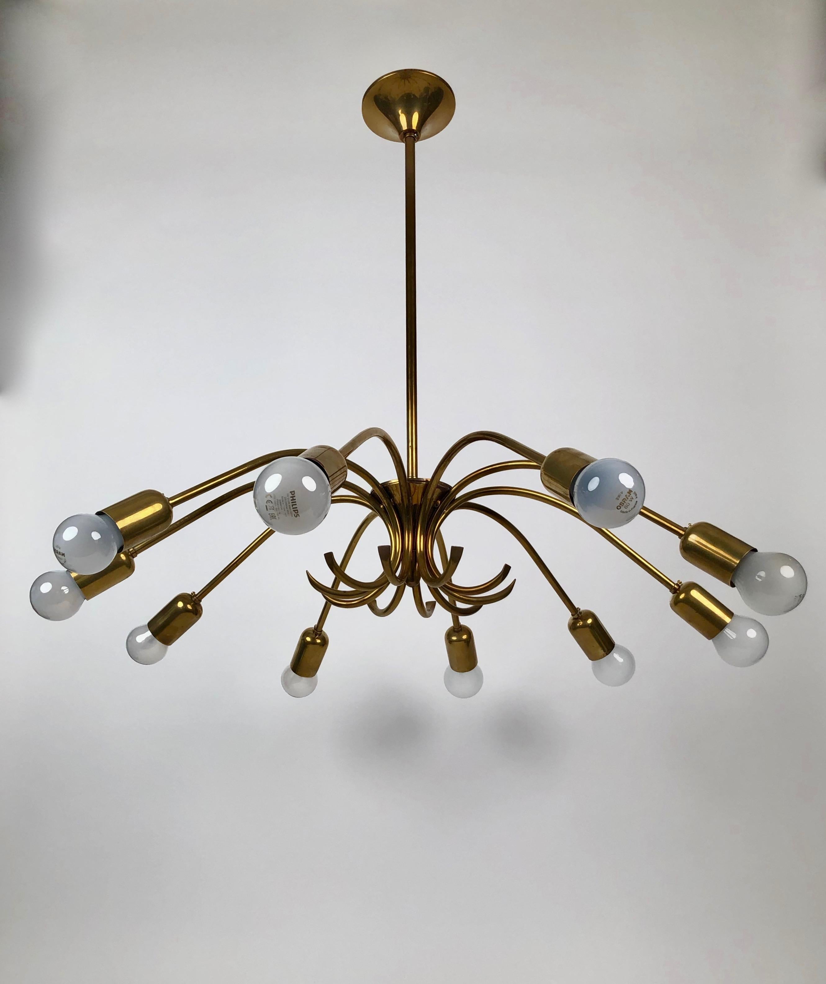 Mid-Century moderno Lampadario a dieci bracci in ottone di Ruper Nikoll, prodotto in Austria. in vendita