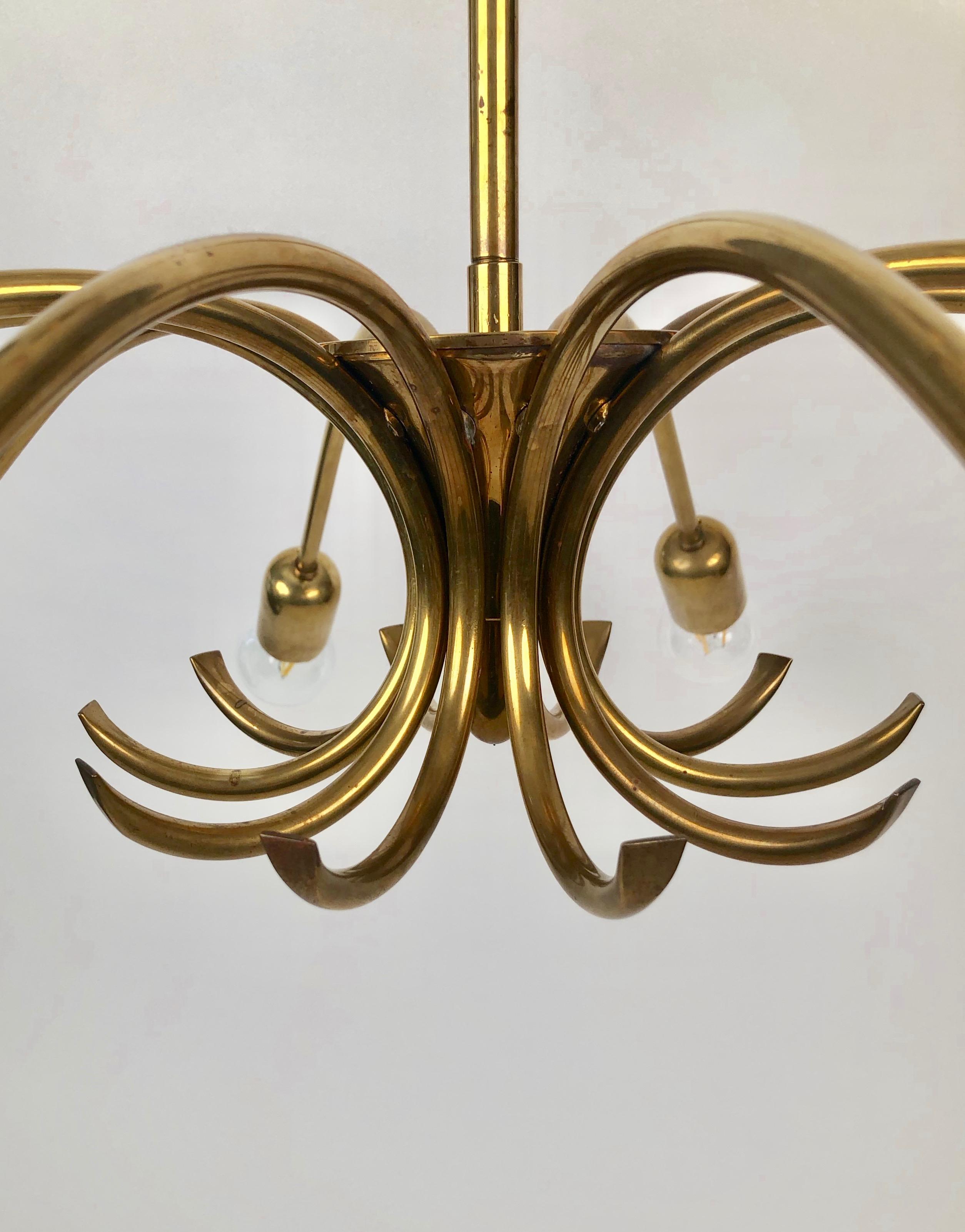Austriaco Lampadario a dieci bracci in ottone di Ruper Nikoll, prodotto in Austria. in vendita