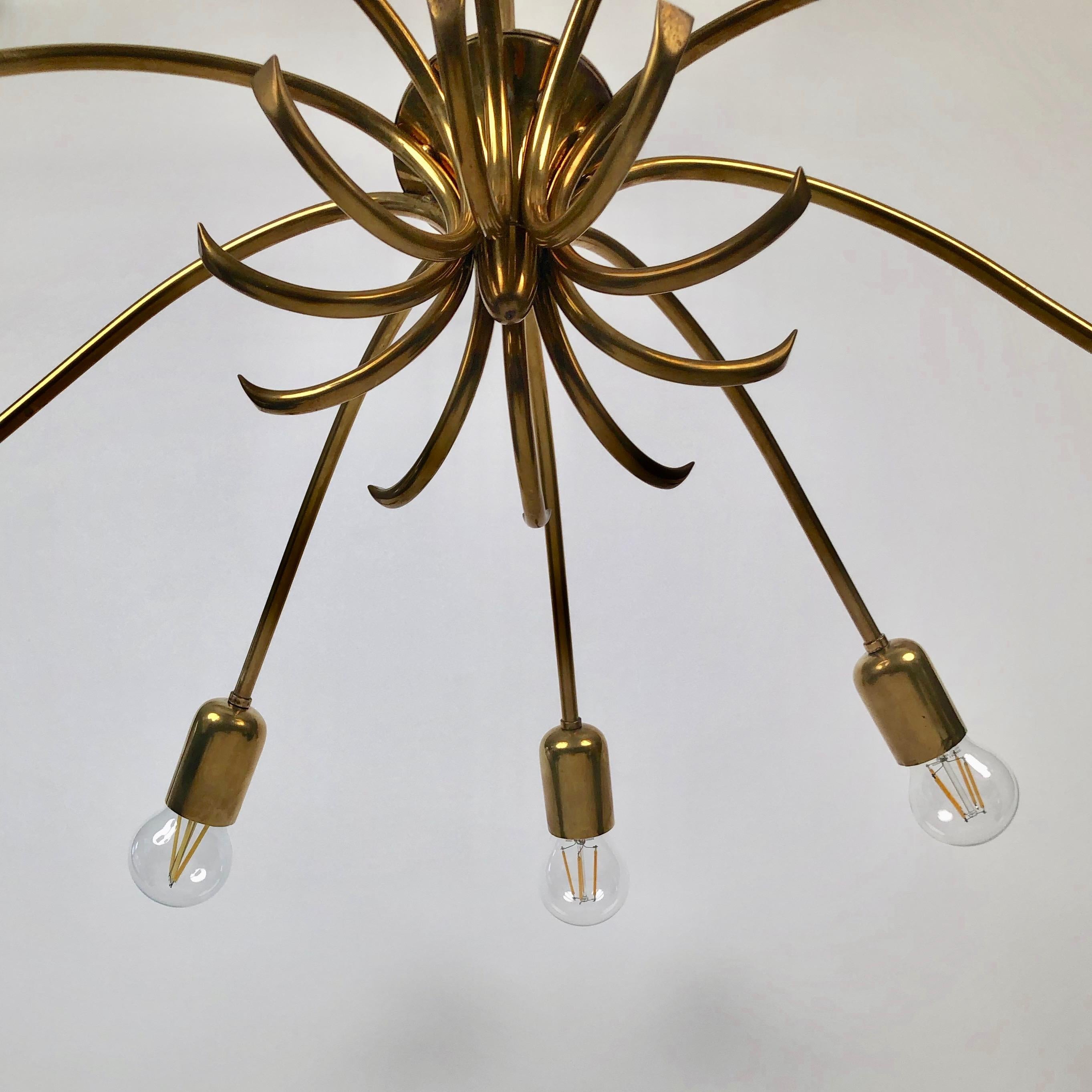 Laccato Lampadario a dieci bracci in ottone di Ruper Nikoll, prodotto in Austria. in vendita
