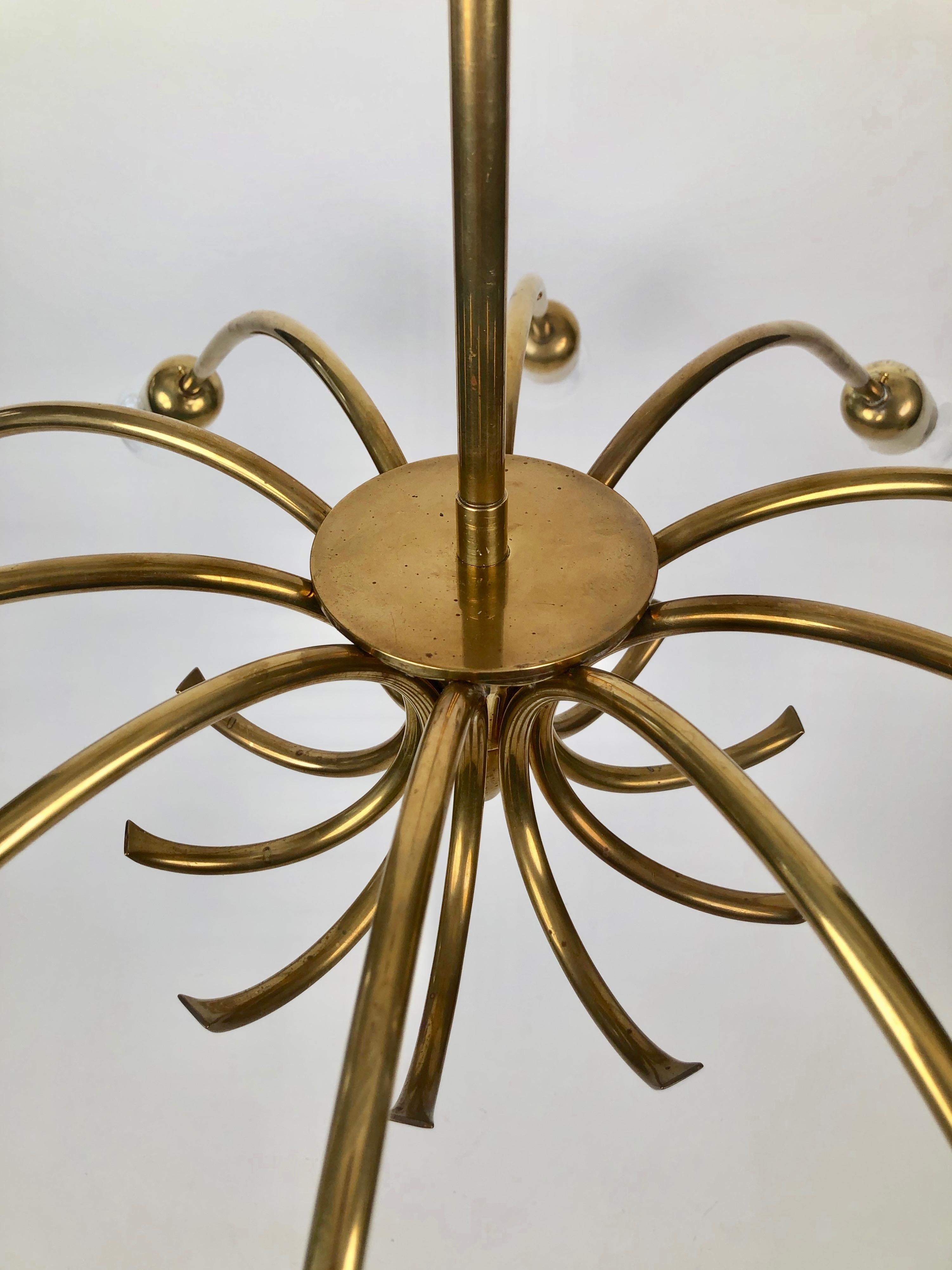 XX secolo Lampadario a dieci bracci in ottone di Ruper Nikoll, prodotto in Austria. in vendita