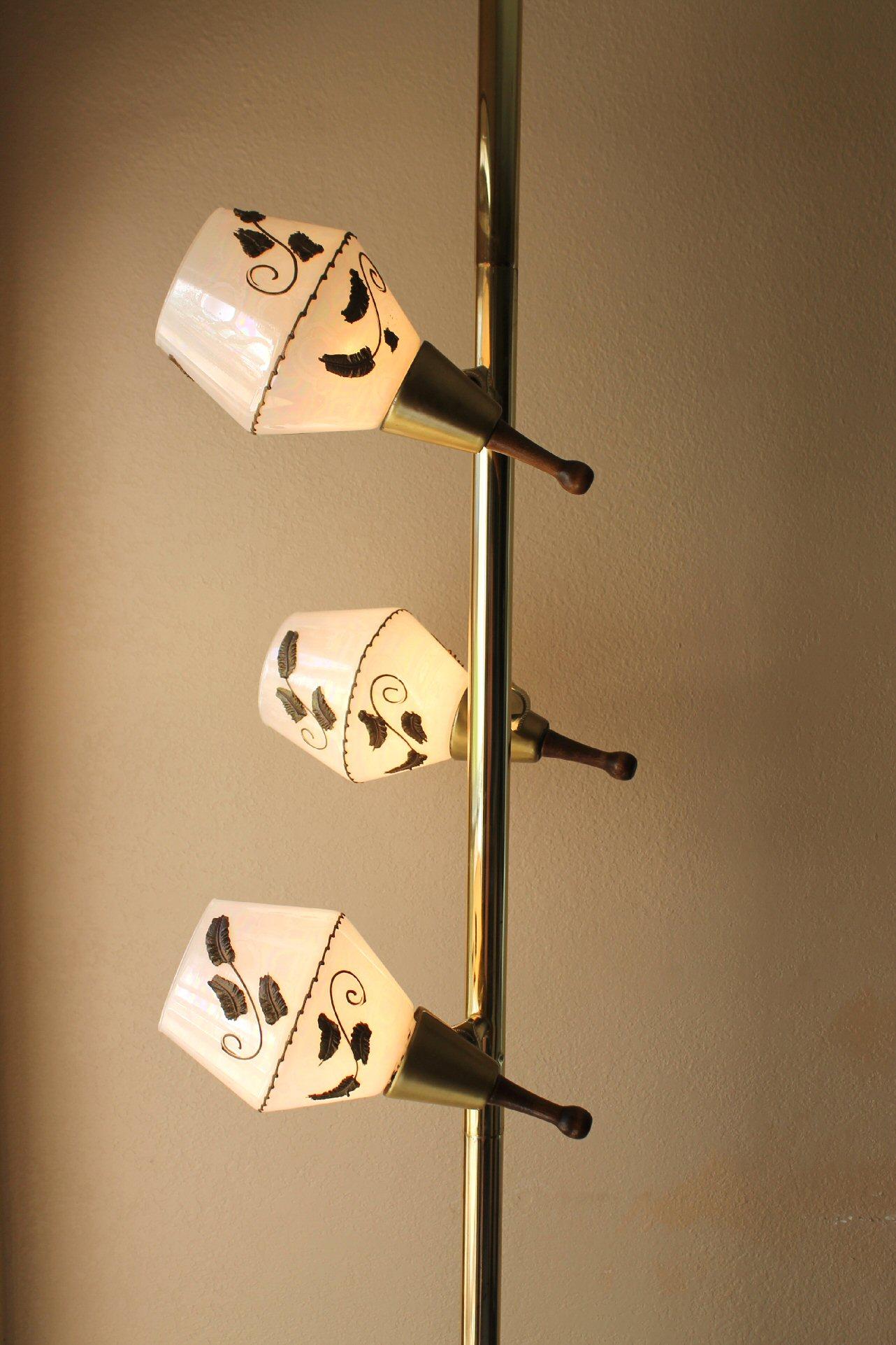 Tension-Staffel-Lampe aus der Mitte des Jahrhunderts mit handbemaltem italienischem Glas! 50er Jahre Stiffel-Ära  (Handbemalt) im Angebot
