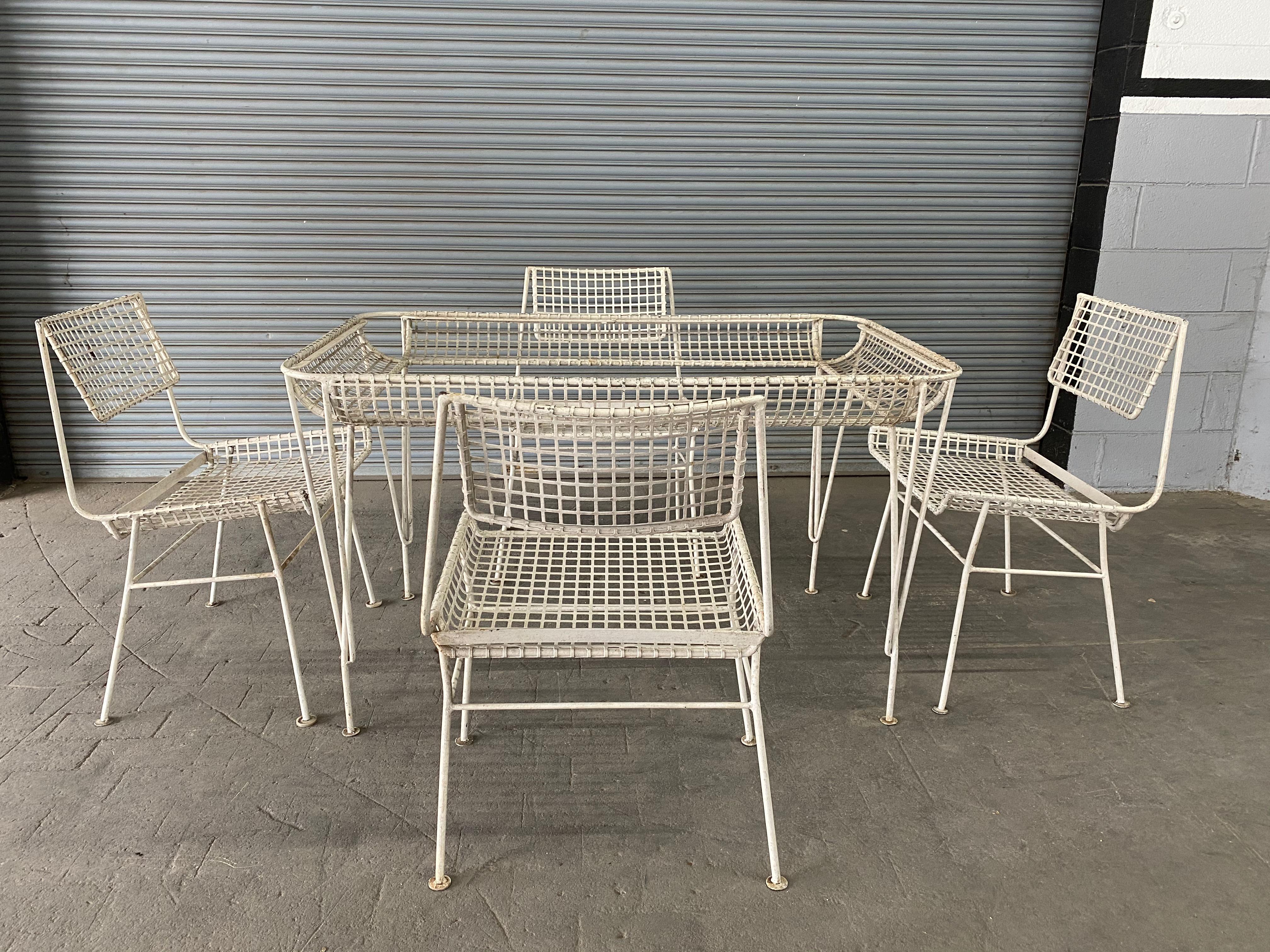 American Mid-Century white iron five pieces garden set comprising a rectangular dining table with glass top and four chairs.
Measures: Table 29.5