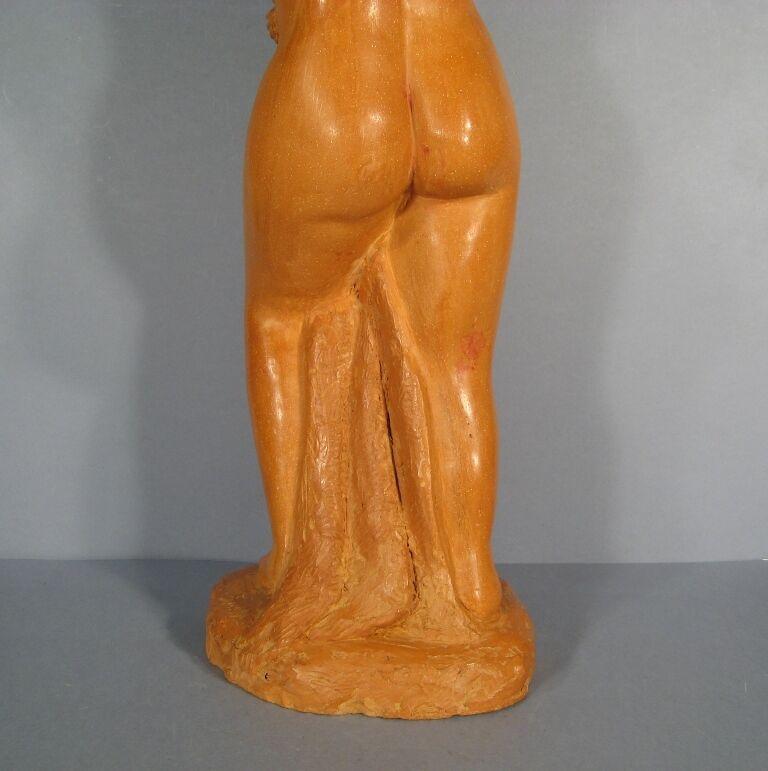 Escultura de terracota de mediados de siglo de una mujer joven bañándose - 1Y177 siglo XX