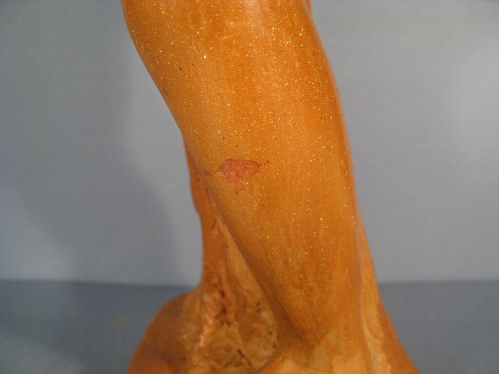 Escultura de terracota de mediados de siglo de una mujer joven bañándose - 1Y177 1