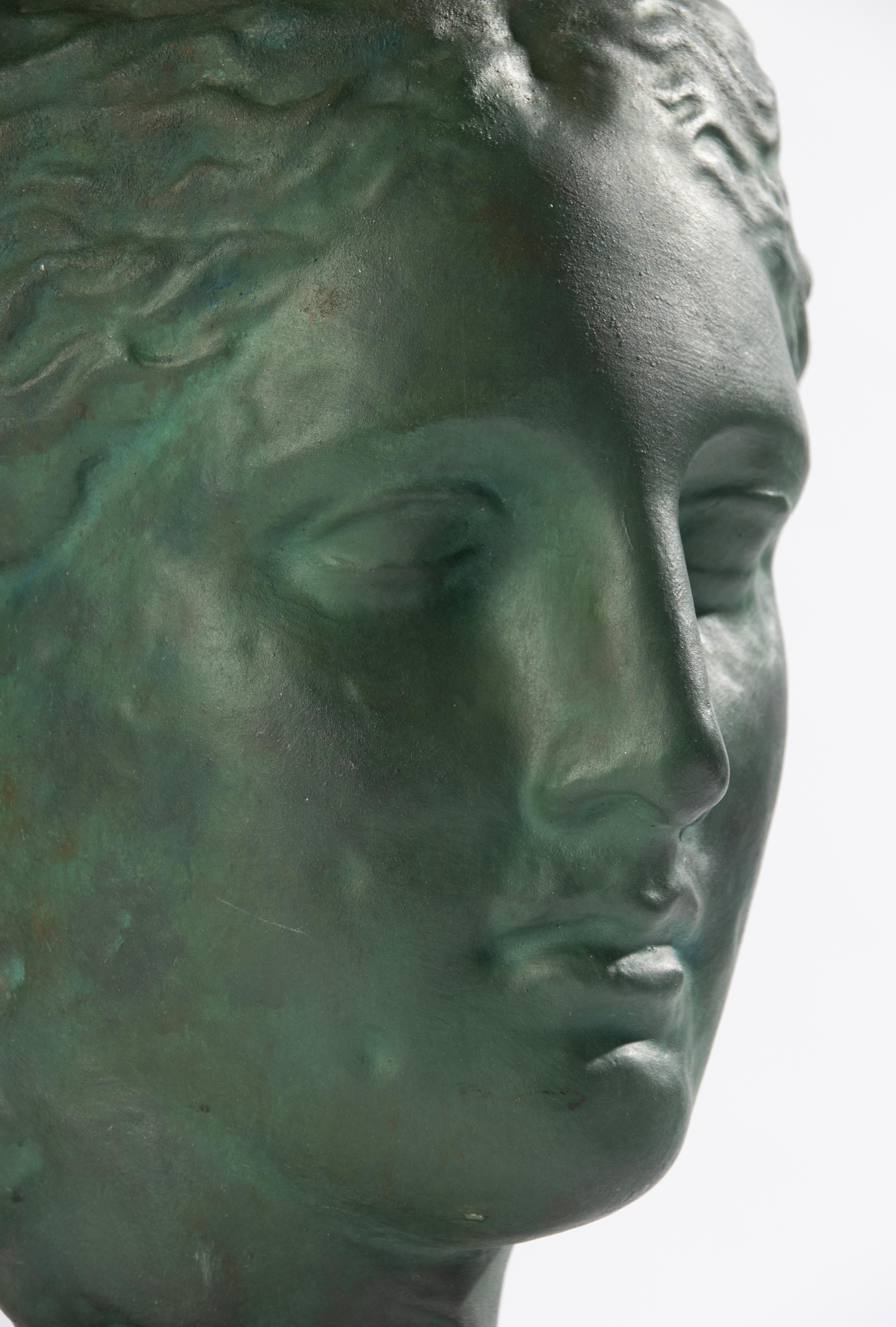 Escultura de terracota de mediados de siglo de la diosa griega Hygeia en venta 3