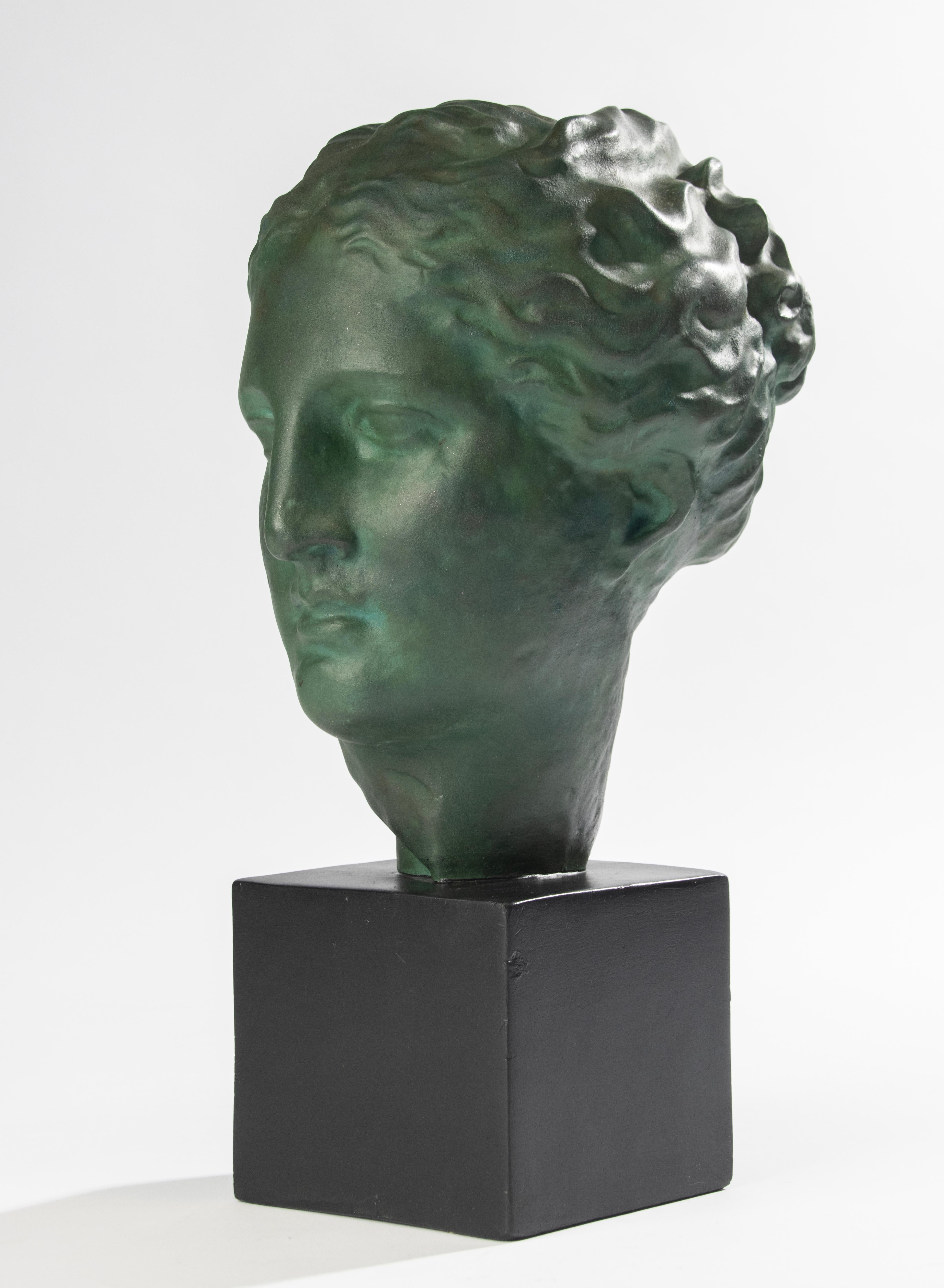 Escultura de terracota de mediados de siglo de la diosa griega Hygeia en venta 8