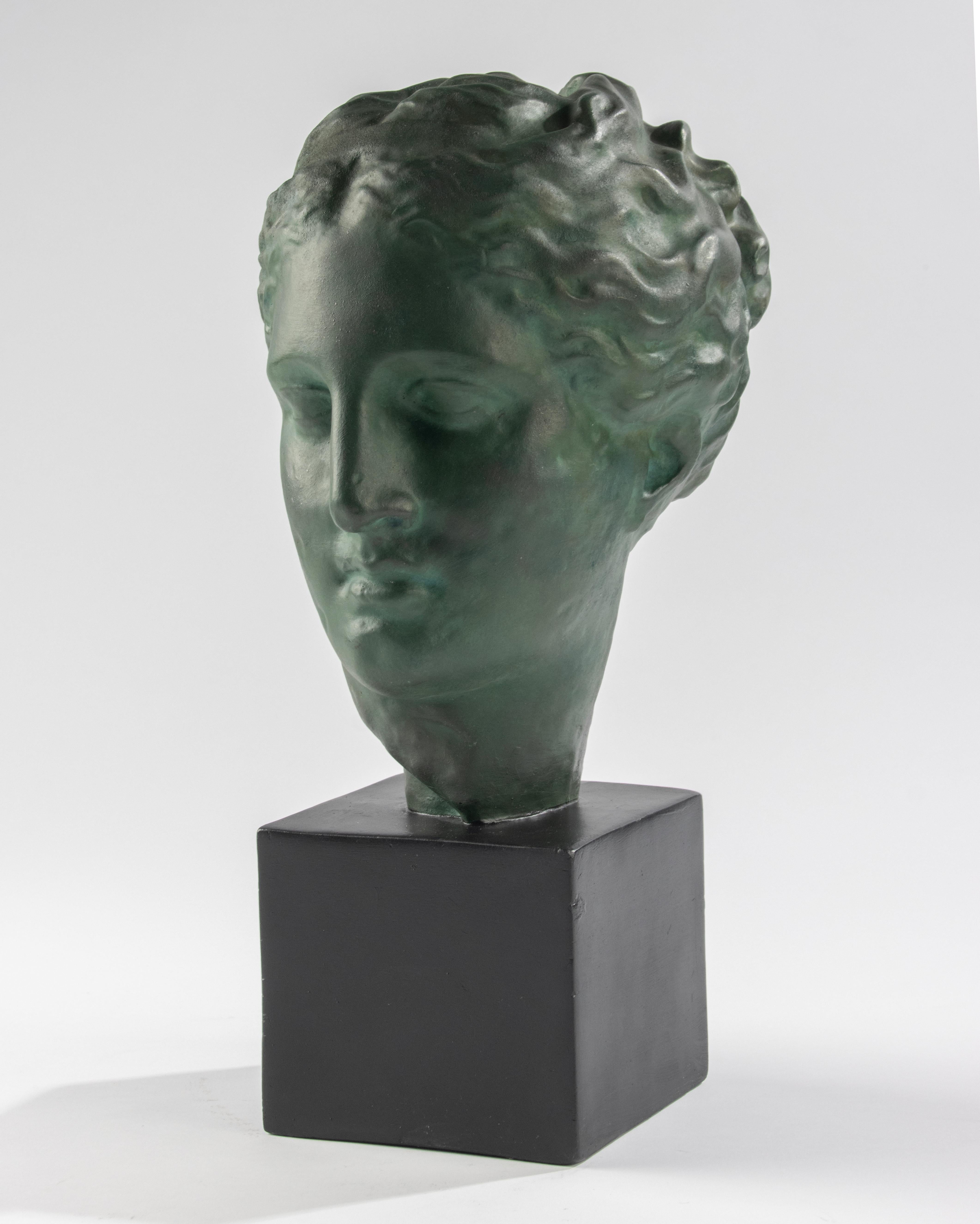 Hermosa escultura, representación de la diosa griega Hygeia. En la mitología griega, Hygieia era la diosa de la salud. La estatua es de terracota blanca (pipeclay), patinada en color bronce verde. El zócalo también es de terracota, patinada en