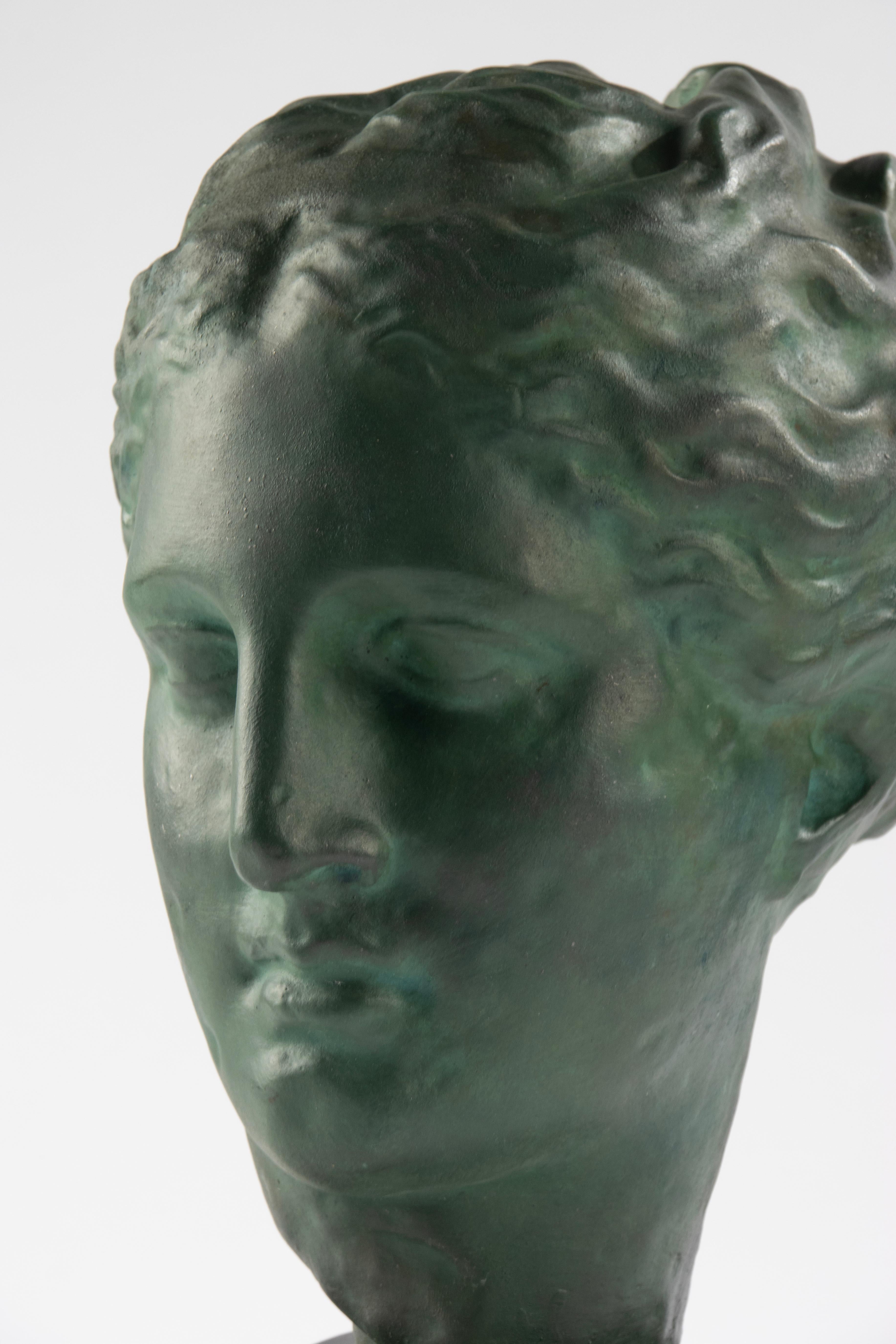 Escultura de terracota de mediados de siglo de la diosa griega Hygeia Francés en venta