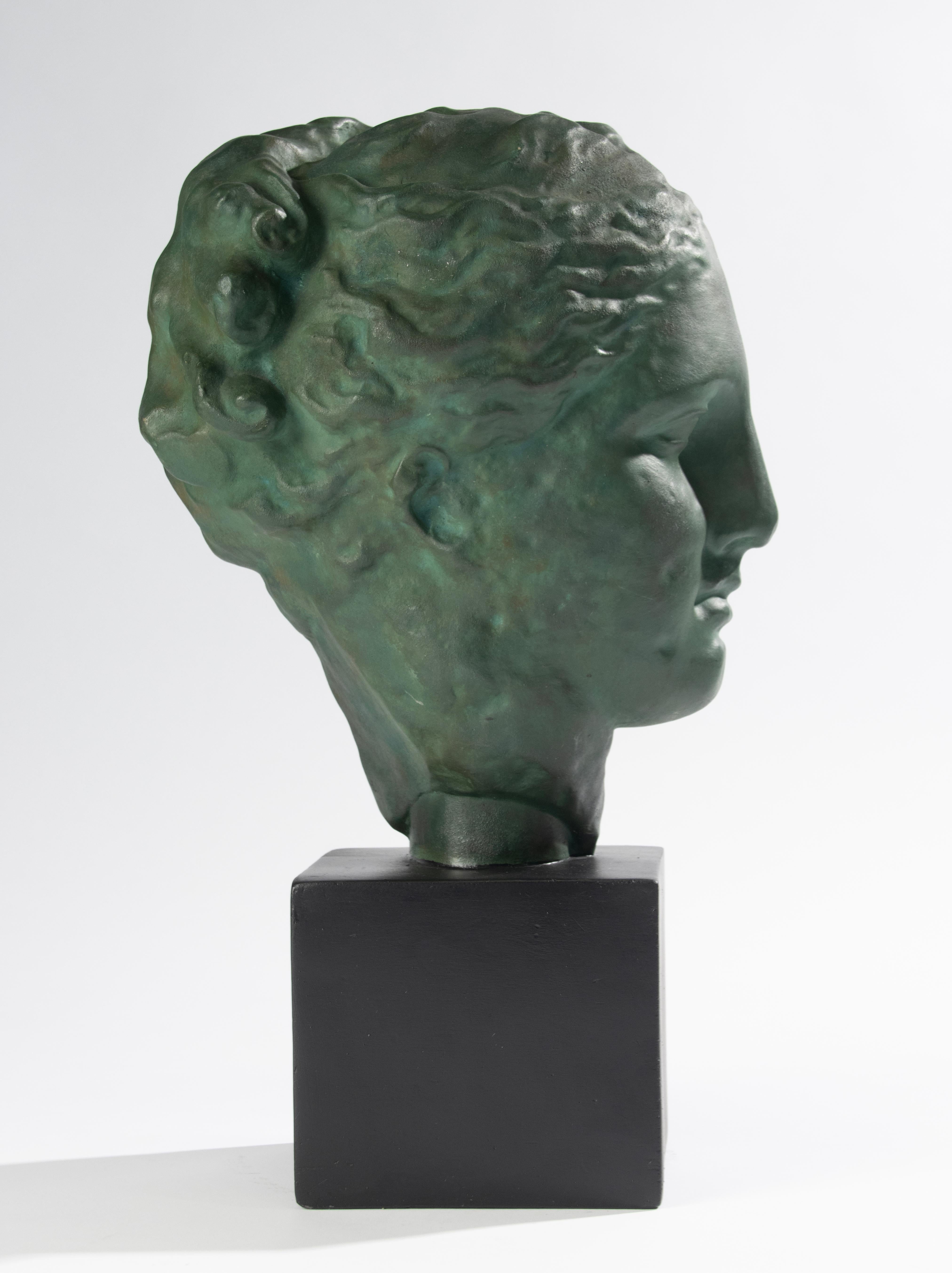 Escultura de terracota de mediados de siglo de la diosa griega Hygeia en Bueno estado para la venta en Casteren, Noord-Brabant