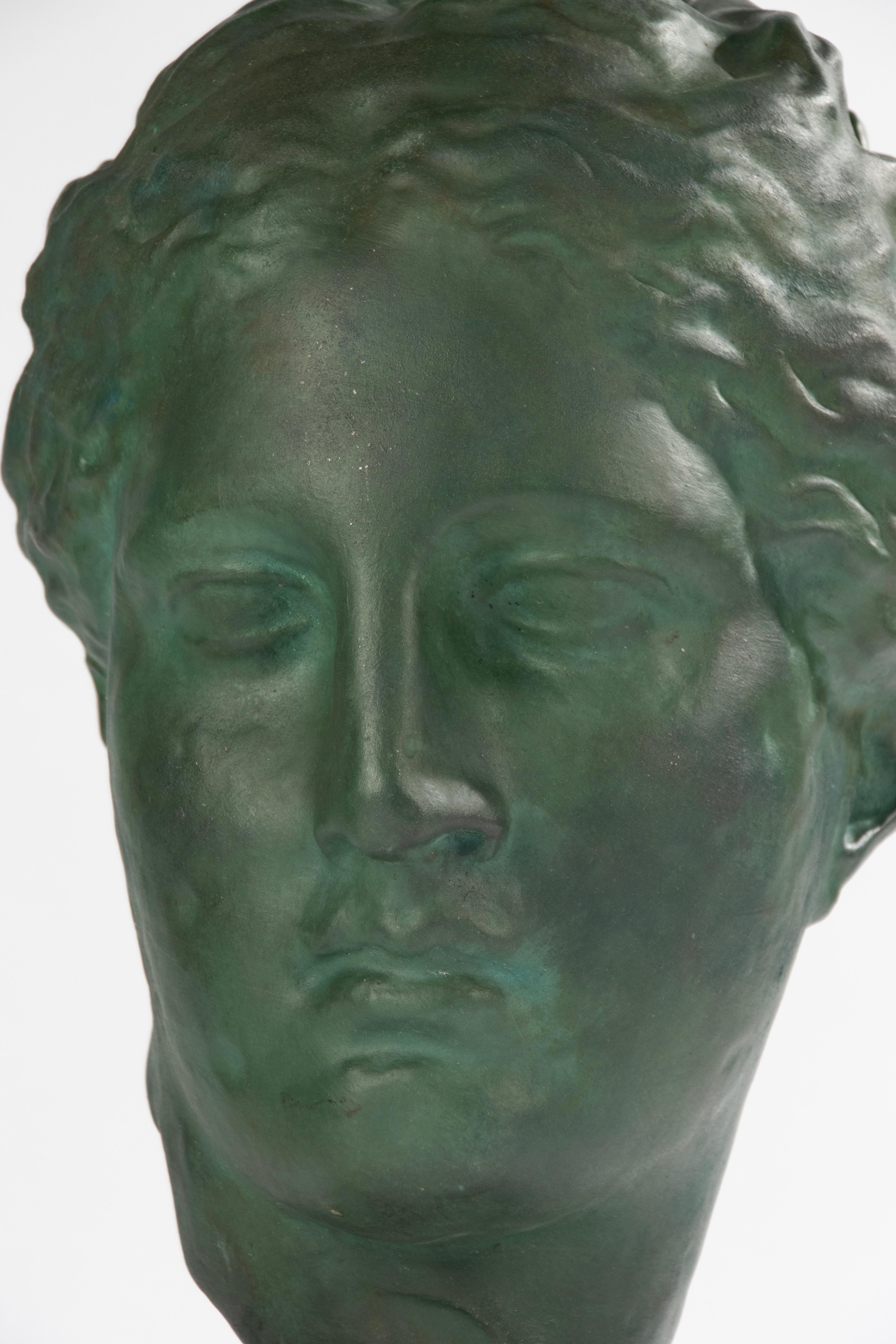 Escultura de terracota de mediados de siglo de la diosa griega Hygeia mediados del siglo XX en venta