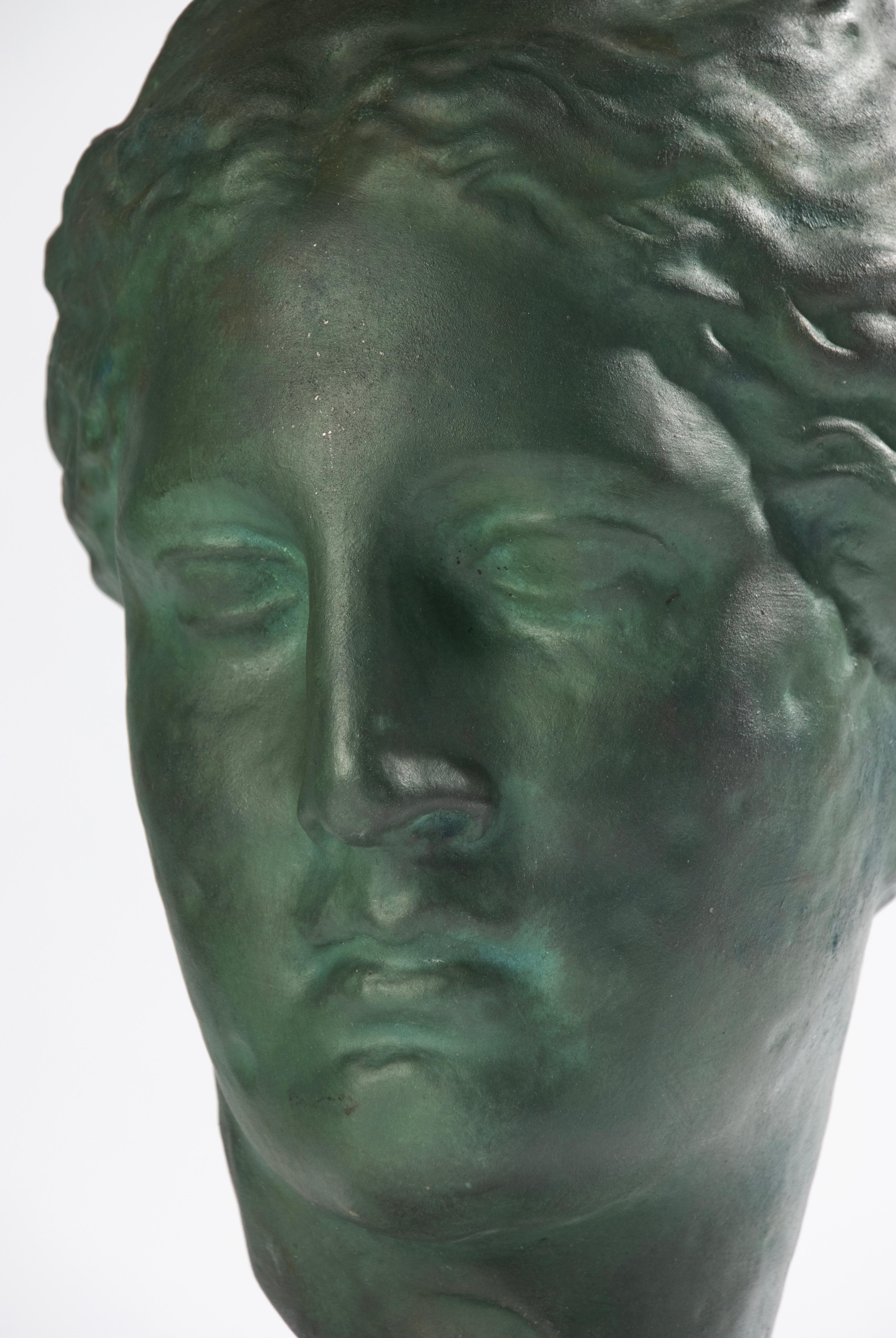 Escultura de terracota de mediados de siglo de la diosa griega Hygeia en venta 1