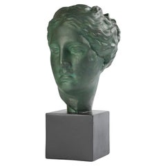 Escultura de terracota de mediados de siglo de la diosa griega Hygeia