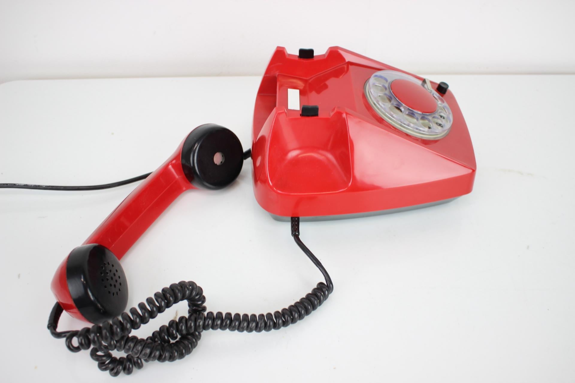 Telefon von TESLA, hergestellt in den 1980er Jahren.
Hergestellt aus Kunststoff und Metall.
Schöne Dekoration.
Ursprünglicher Zustand.
