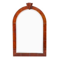 Miroir bombé en cuir de chèvre laqué, à motifs en mosaïque, datant du milieu du siècle, signé Karl Springer