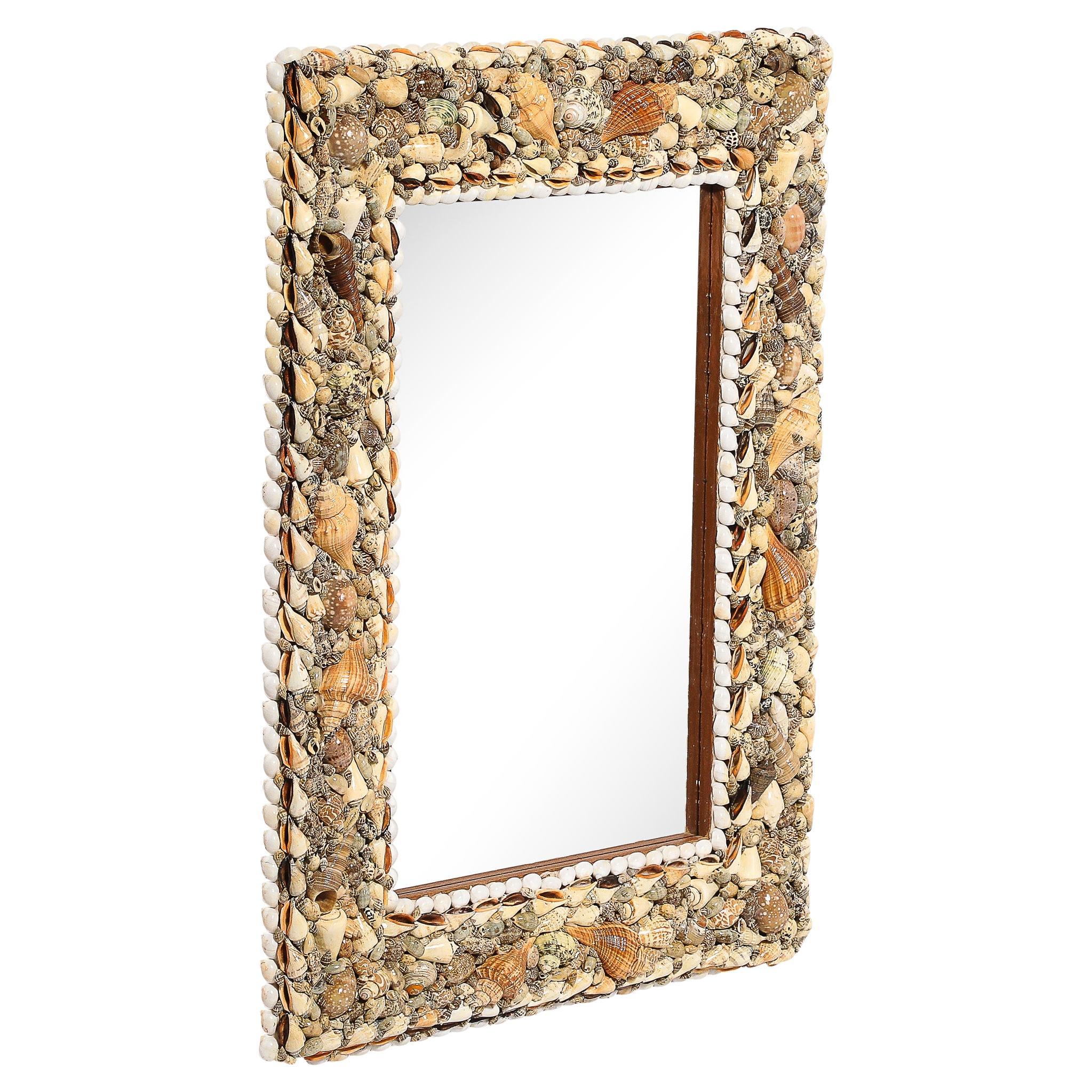Miroir du milieu du siècle à bordure de coquillages tessellés à la manière de Karl Springer