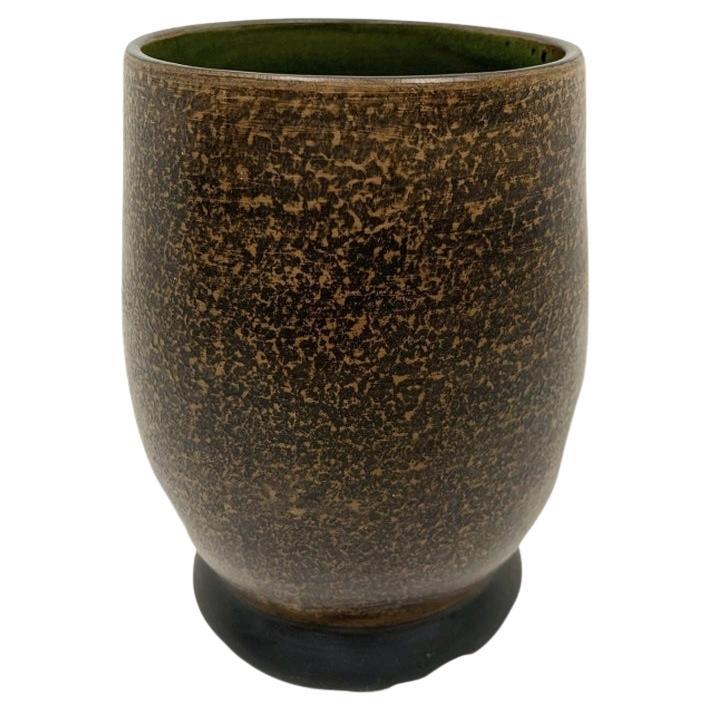 Un bel vaso a bocca larga tornito con il timbro 