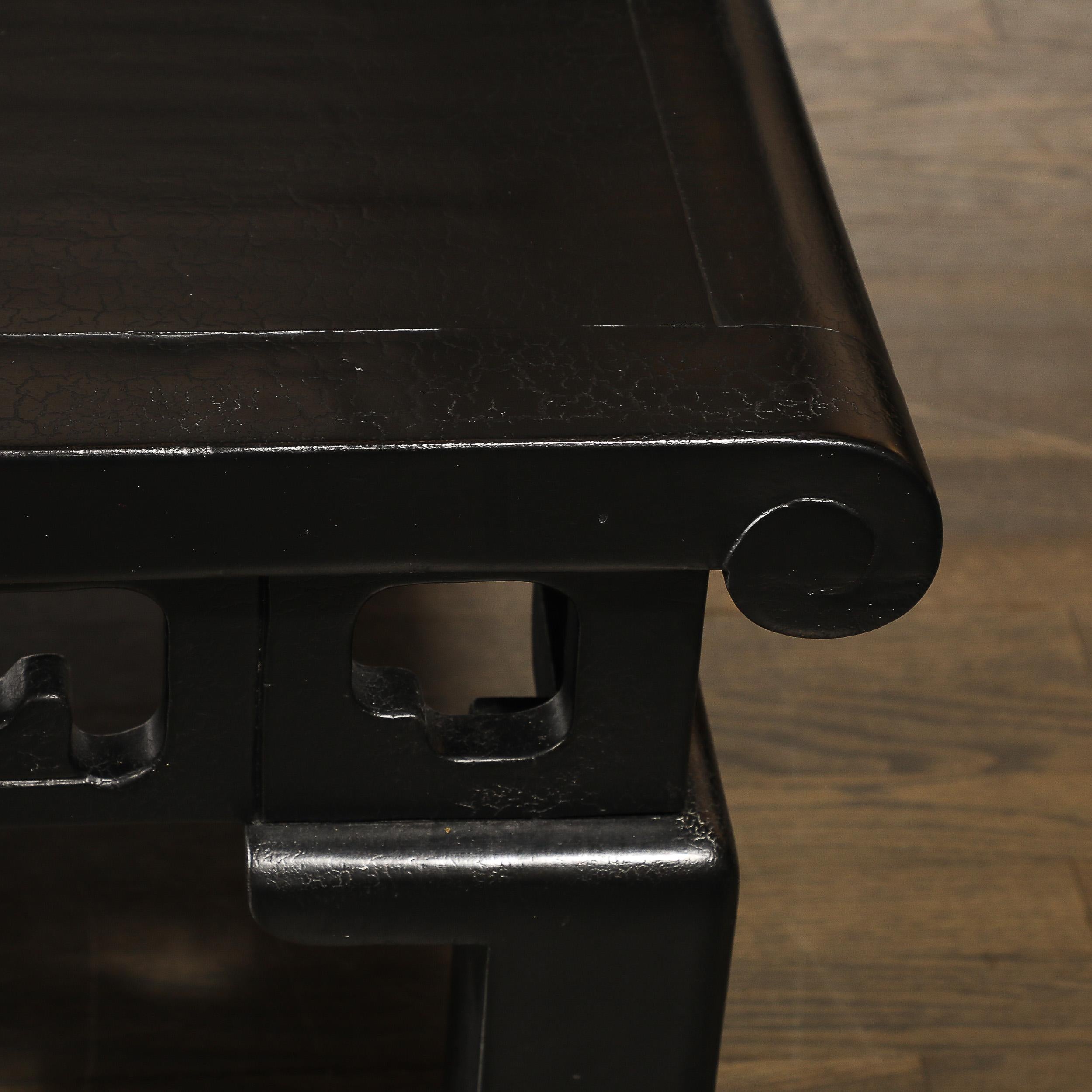 Mid-Century Textural Ebonized Walnut Cocktail Table w/ Eastern Sculptural Motif en vente 10
