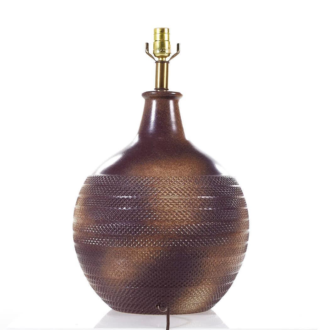 Mid Century Textured Ceramic Brown Pottery Lamp In Good Condition For Sale In Countryside, IL