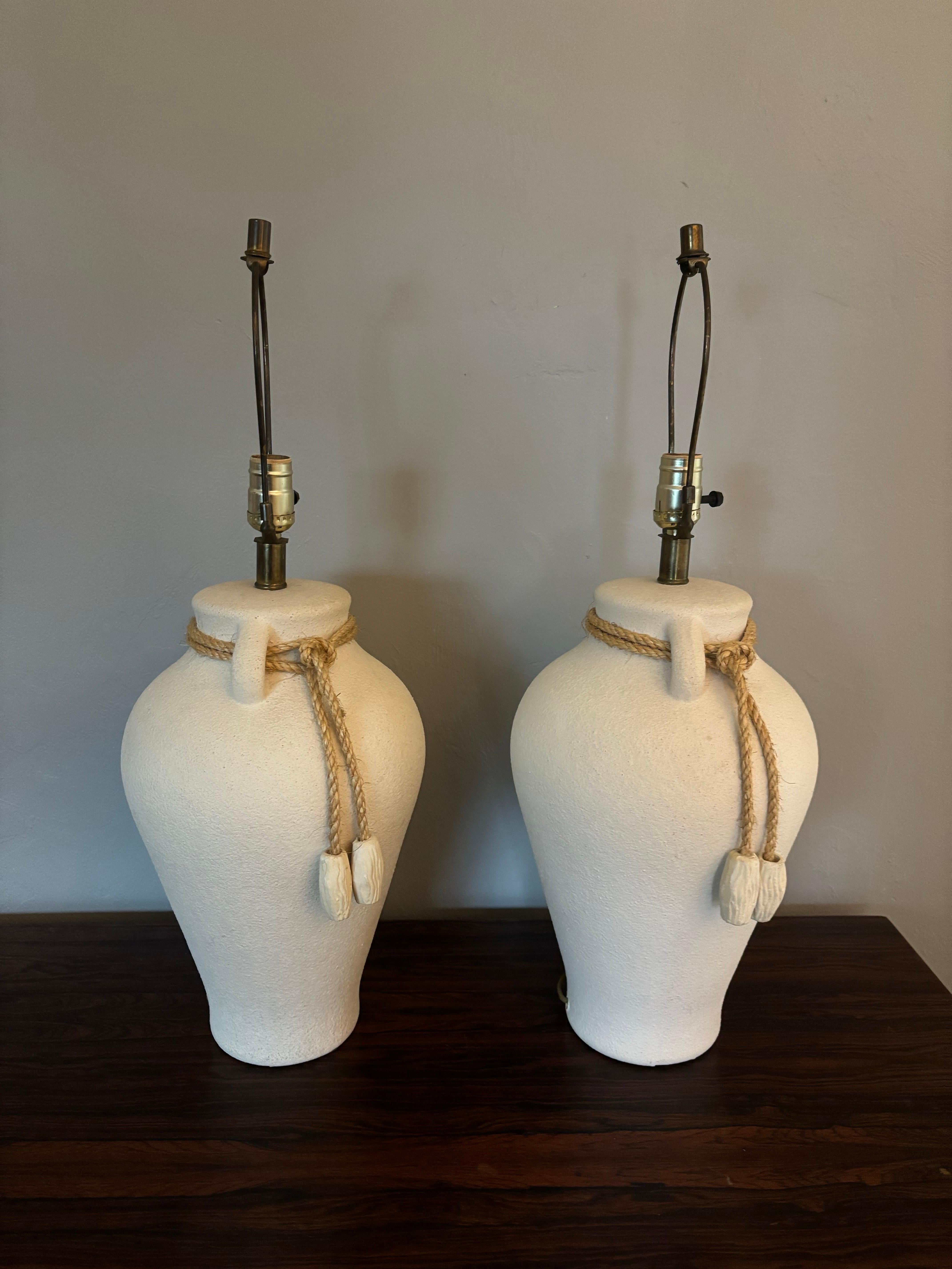 Atractivo par de lámparas de sobremesa modernas de mediados de siglo con textura. Con una decoración añadida de cuerda y borla con grandes cuentas de cerámica a juego. Fabricado por la empresa de iluminación Mar-Kel. Diseño sencillo y elegante.