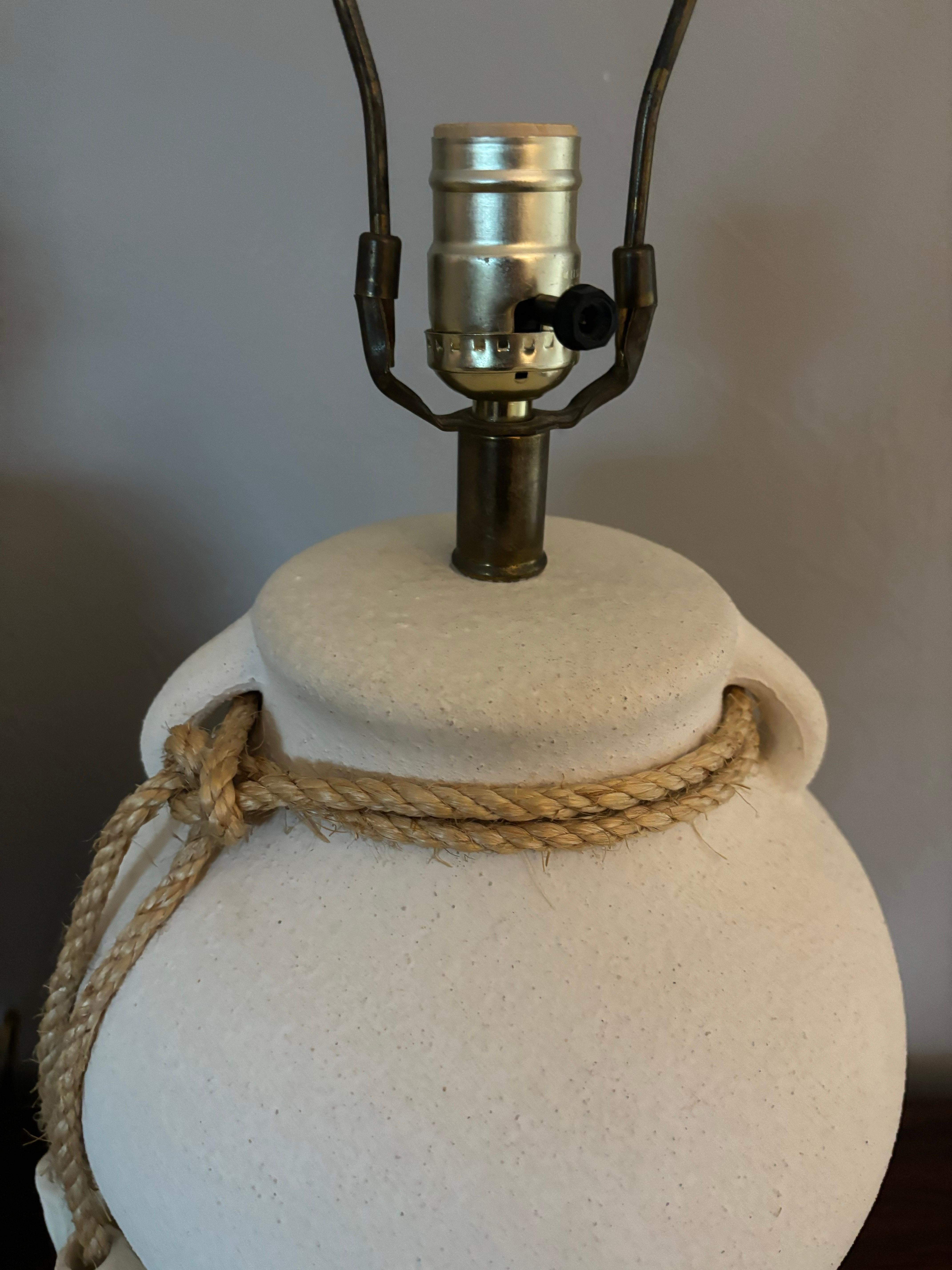 Lámparas de mesa de cerámica texturizada de mediados de siglo Estadounidense en venta