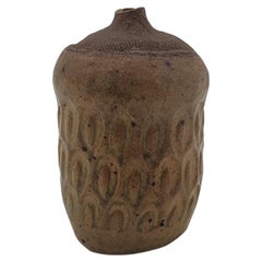 Vase à bourgeons du milieu du siècle en Studio Pottery, glaçure couleur terre