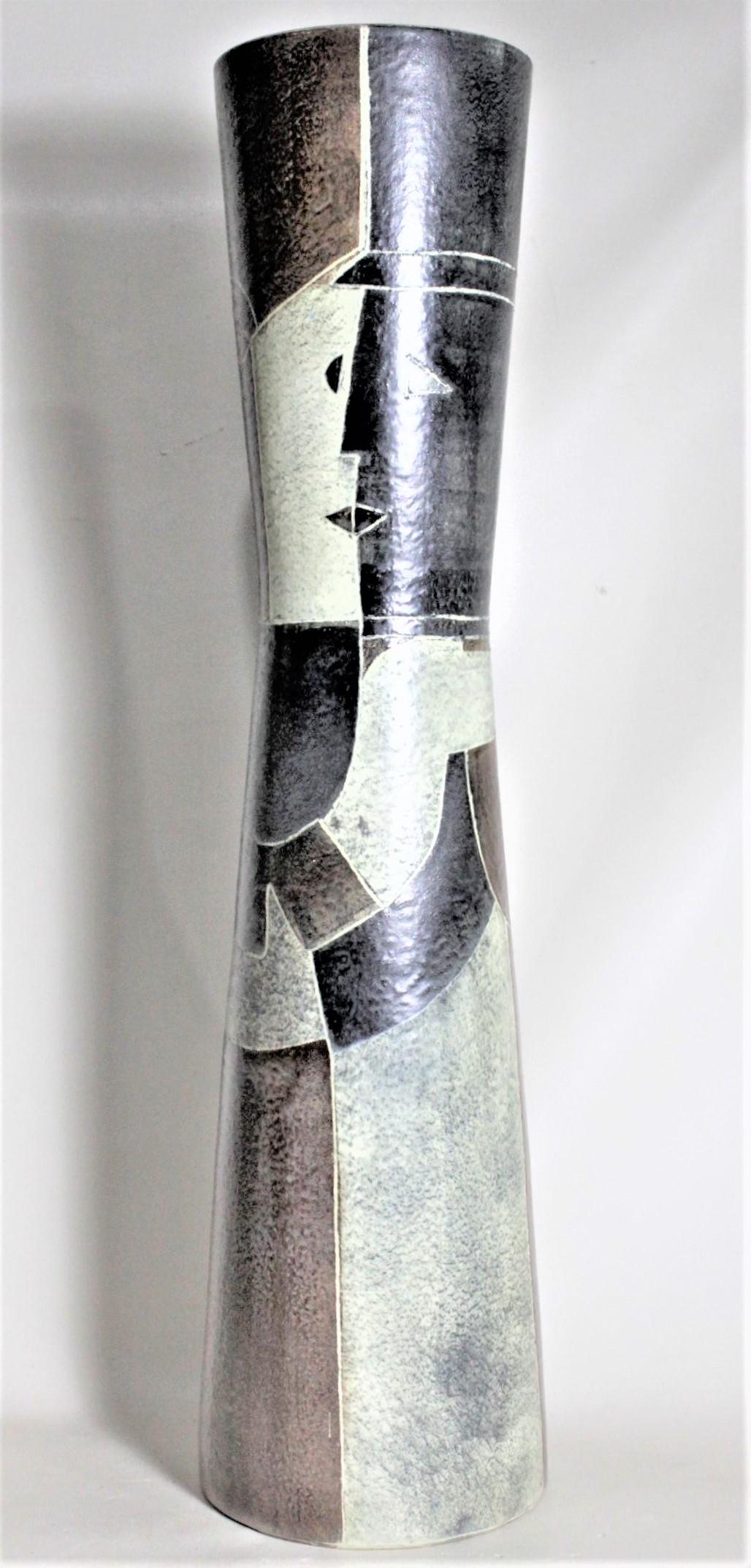 Questo vaso in studio Pottery, piuttosto grande e sostanzioso, è stato realizzato da Susan and Theo Harlander di Brooklin Ontario, in Canada, nel 1965 circa, in stile Mid-Century Modern. Questo vaso in ceramica d'arte è realizzato con smalti