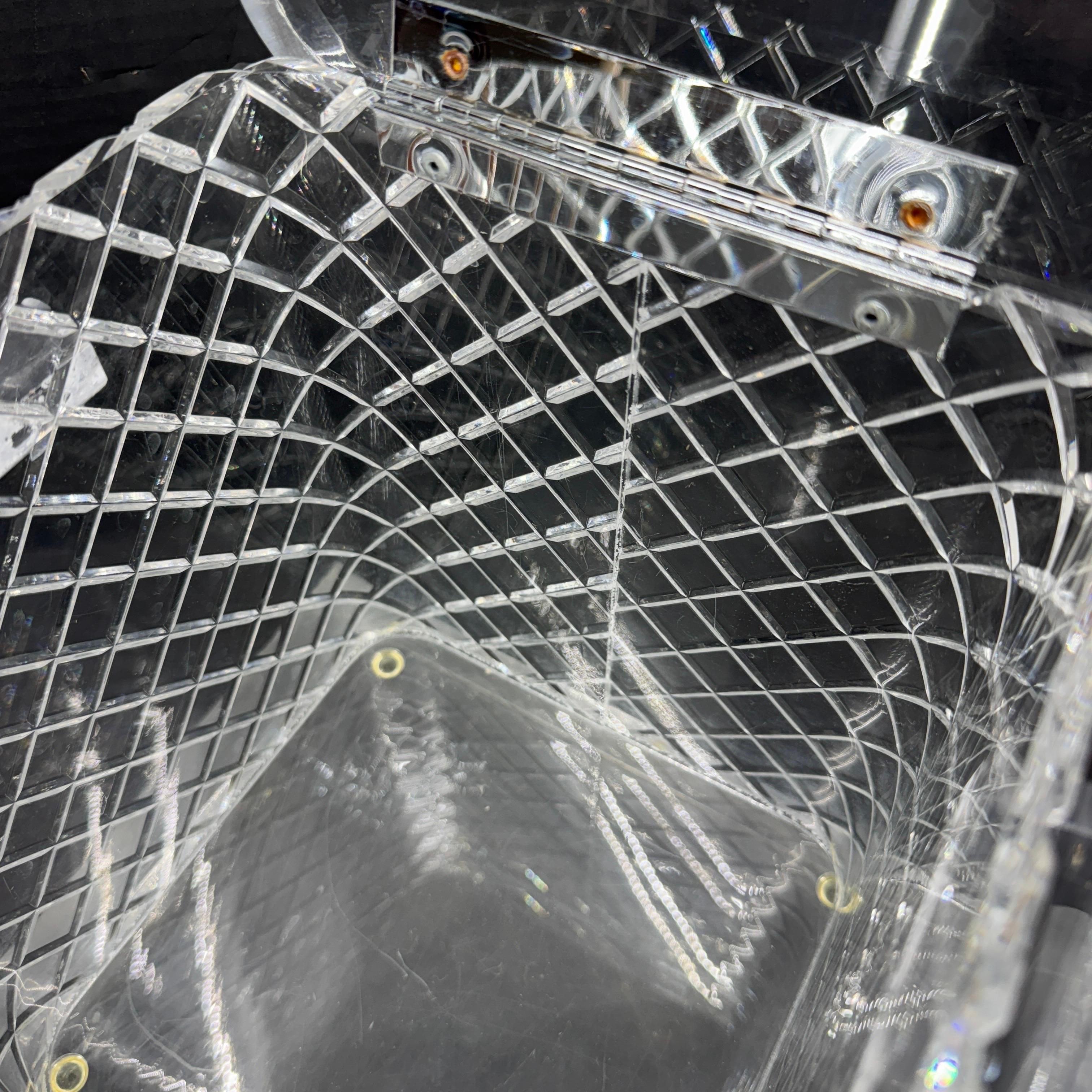 Secchiello per il ghiaccio in lucite spessa di metà secolo con manici Articoli da bar in vendita 2