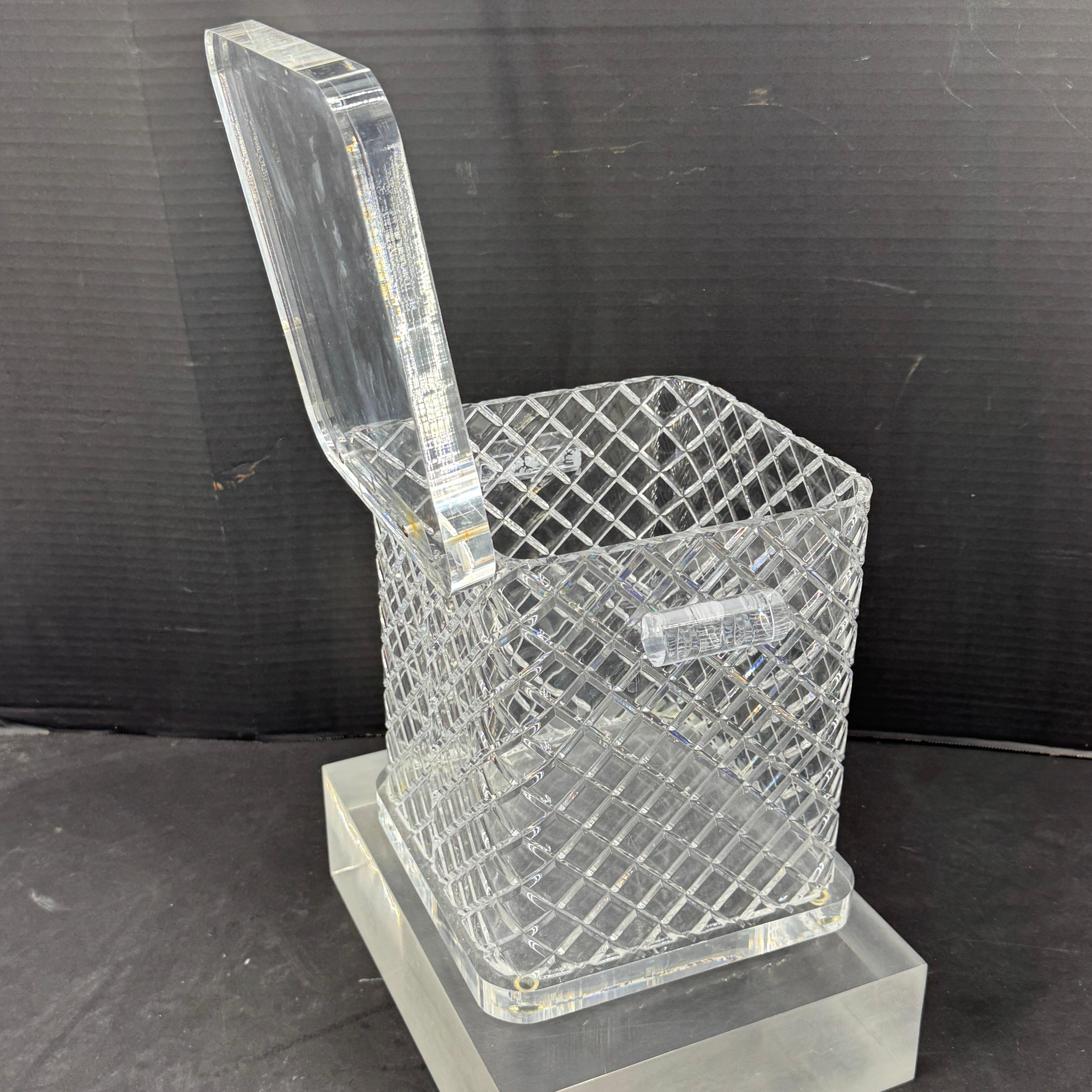 Secchiello per il ghiaccio in lucite spessa di metà secolo con manici Articoli da bar in vendita 3