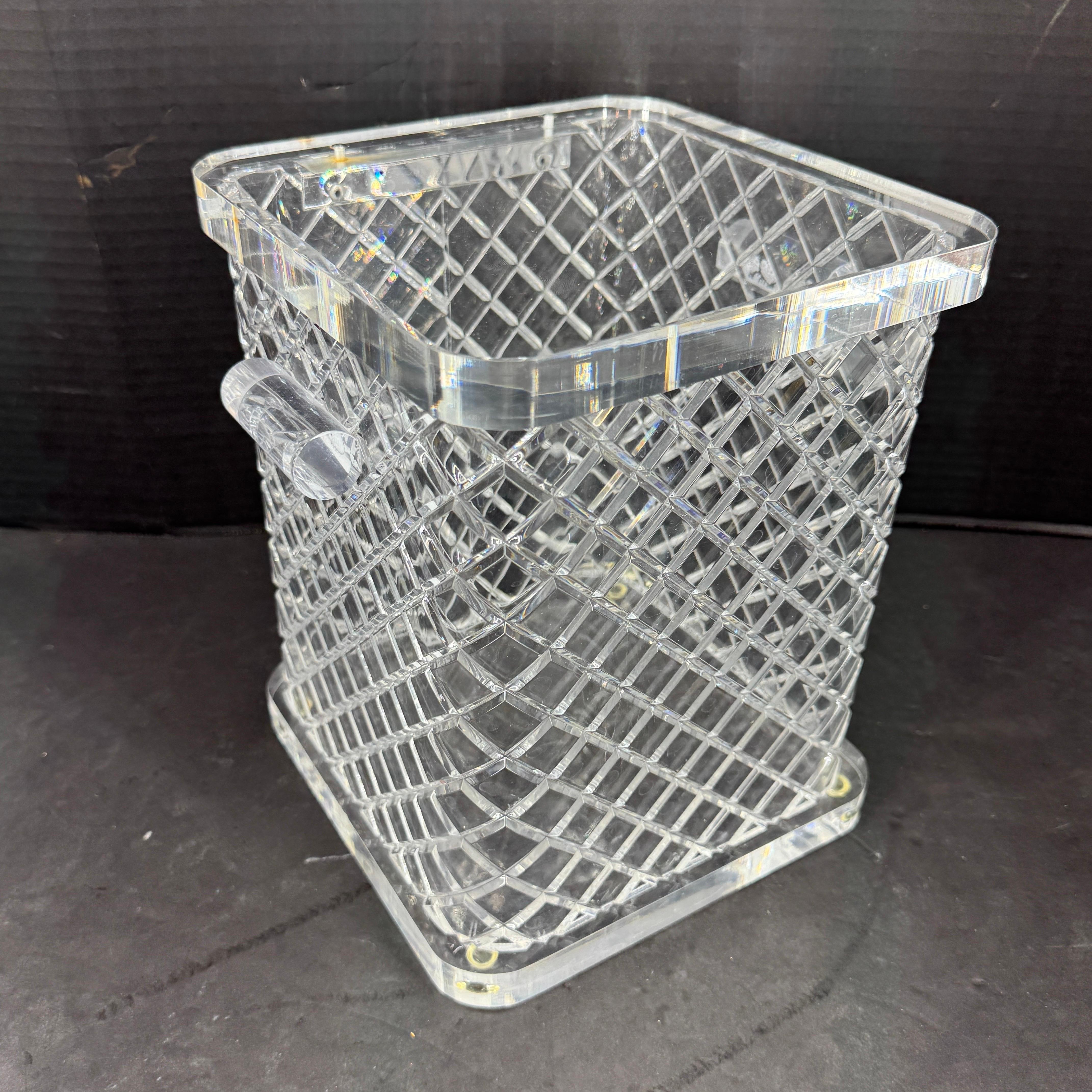 Secchiello per il ghiaccio in lucite spessa di metà secolo con manici Articoli da bar in vendita 4