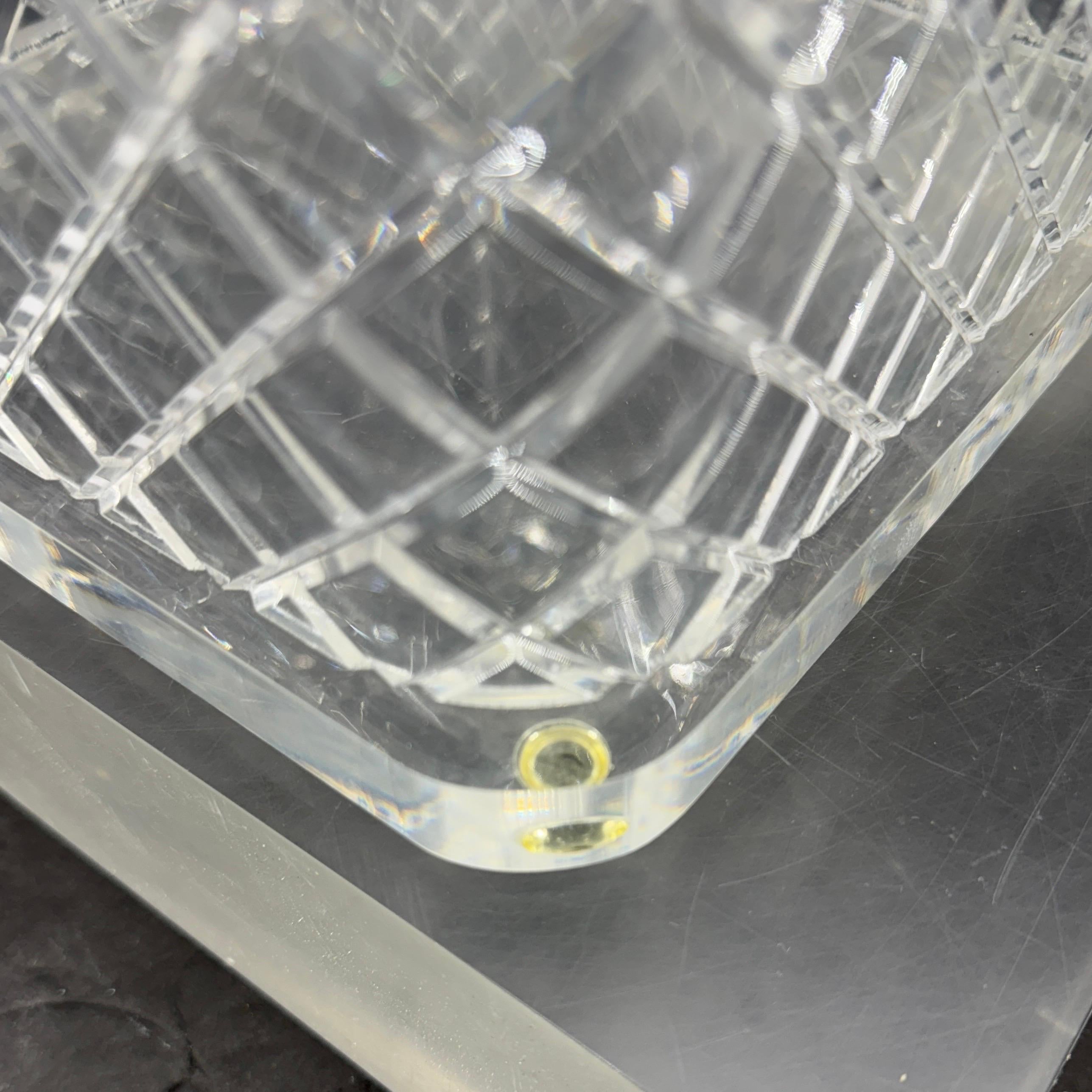 Secchiello per il ghiaccio in lucite spessa di metà secolo con manici Articoli da bar in vendita 7