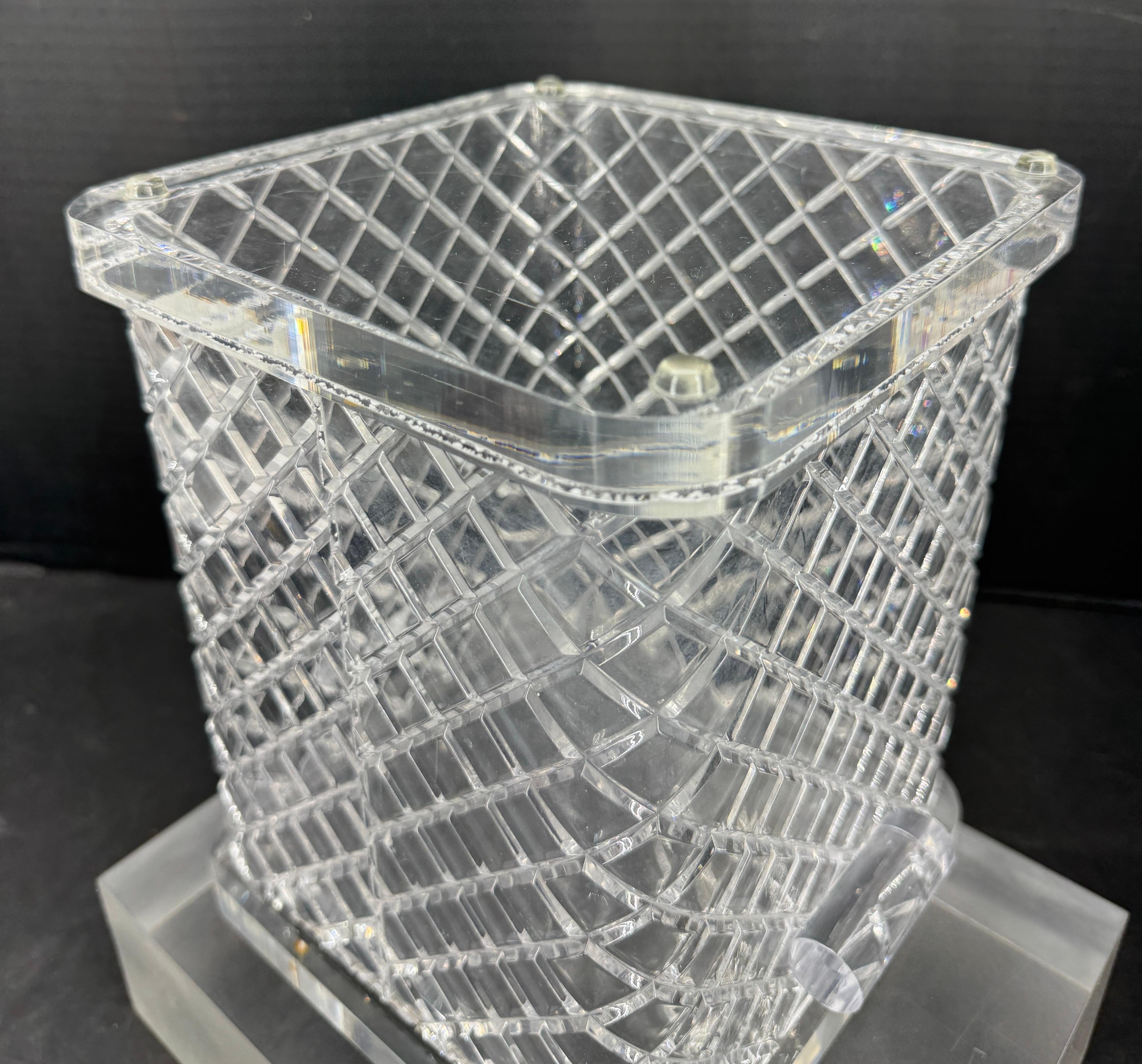 Secchiello per il ghiaccio in lucite spessa di metà secolo con manici Articoli da bar in vendita 9